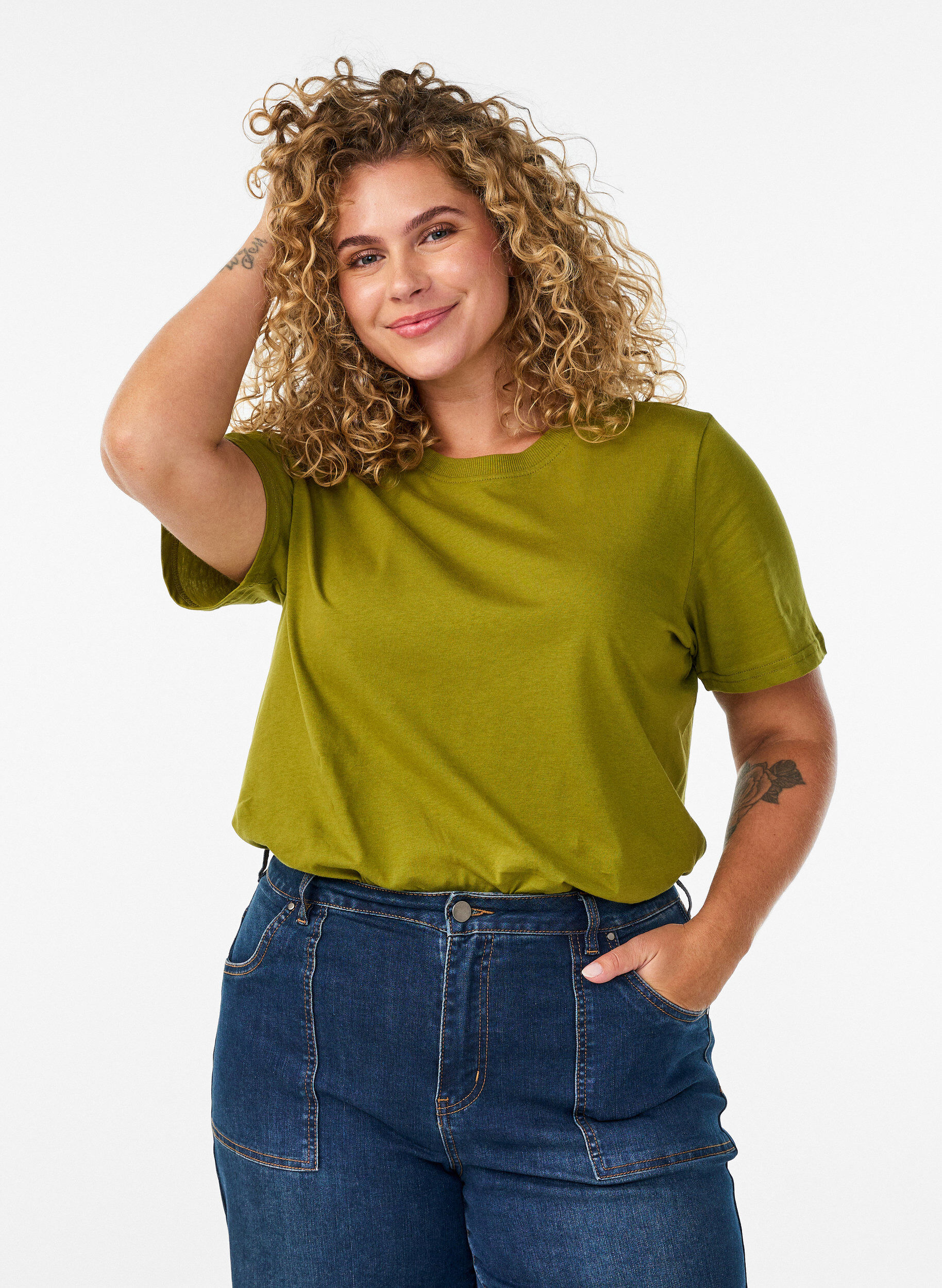 Basic T-Shirt aus Baumwolle mit Rundhalsausschnitt, Gr&uuml;n, Model