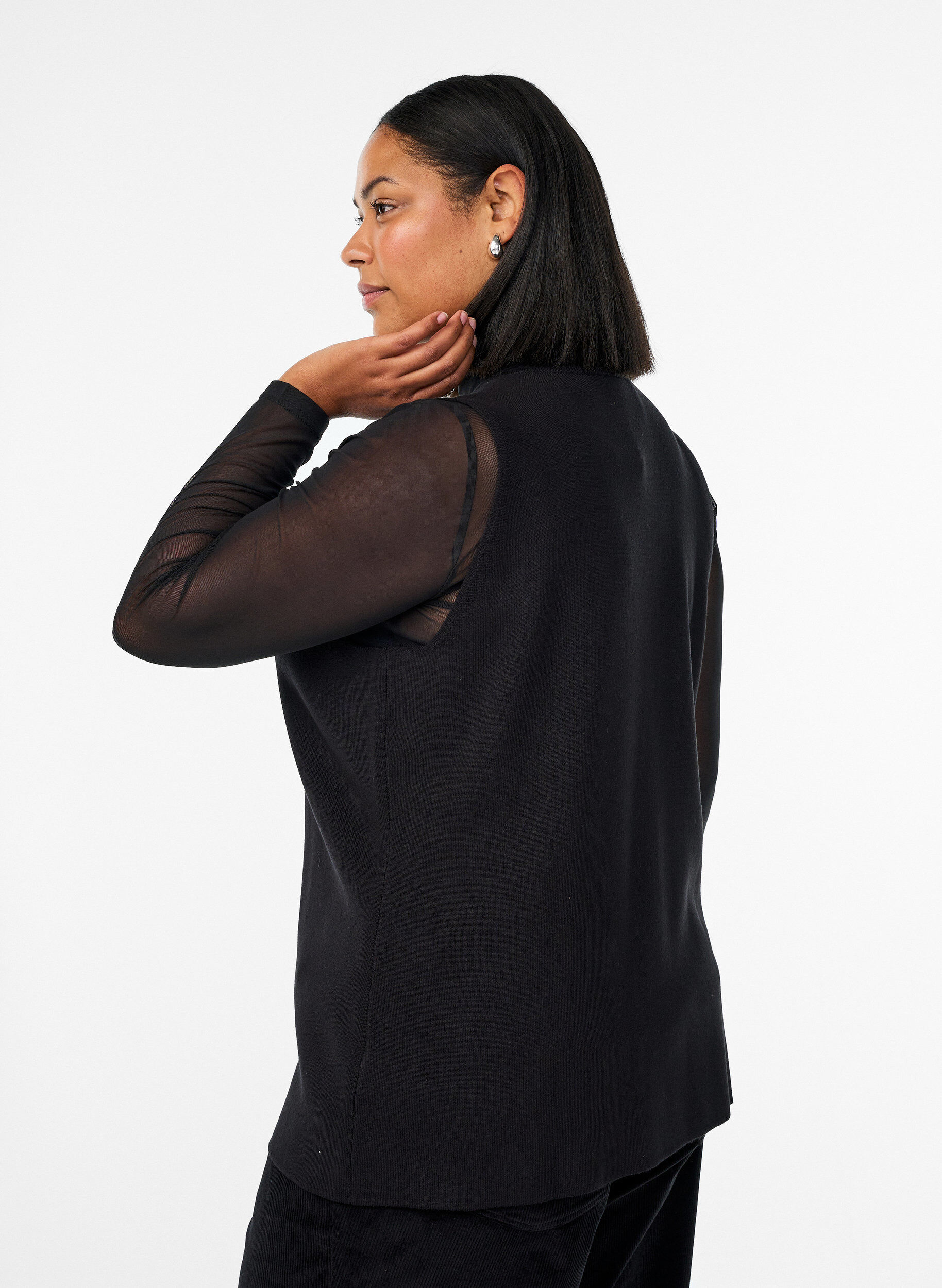Zizzi&Auml;rmellose Strickweste mit Zierkn&ouml;pfen, Schwarz, Model image number 2