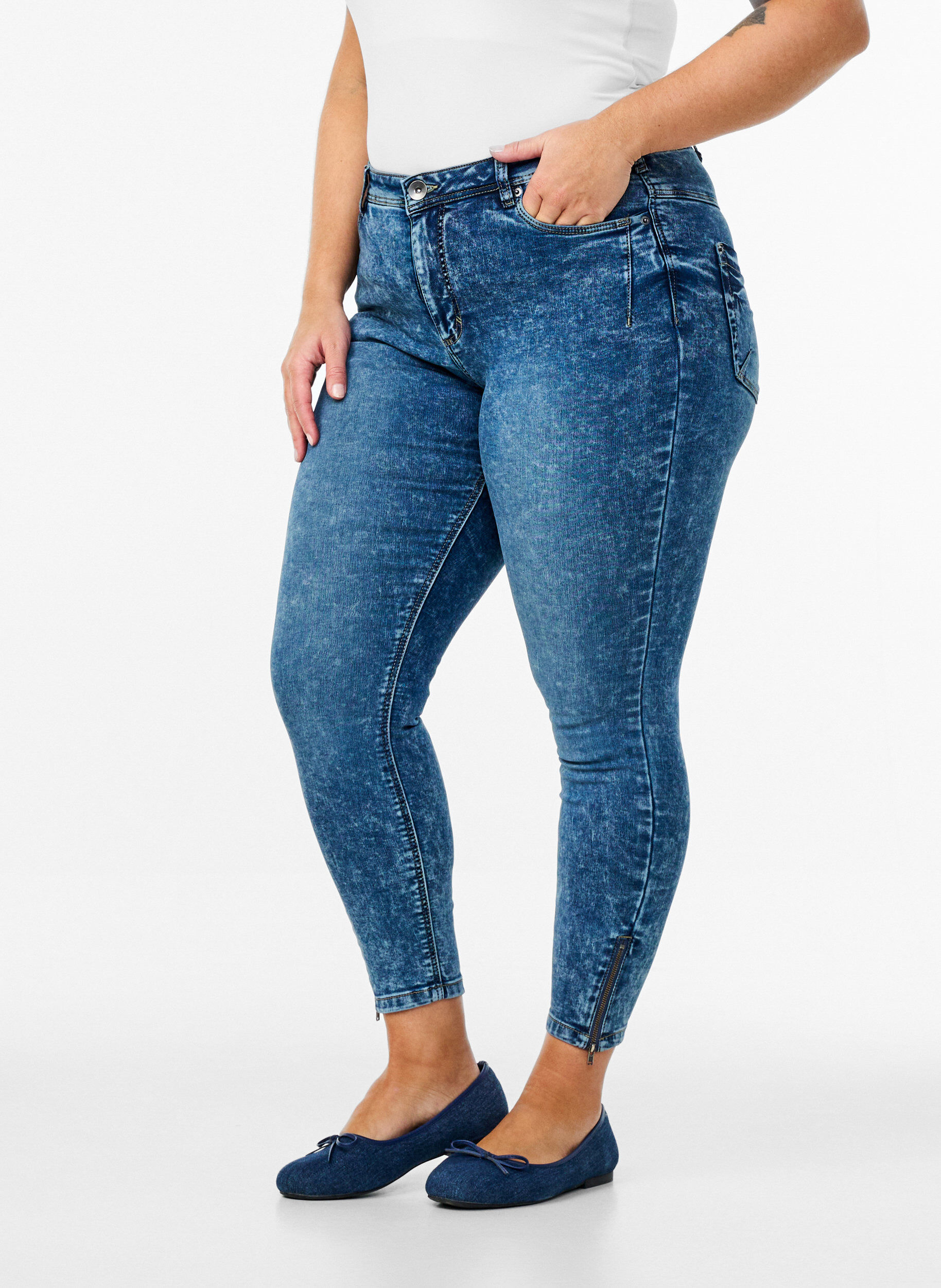 ZizziCropped Amy Jeans mit Rei&szlig;verschluss, Blau, Model image number 3