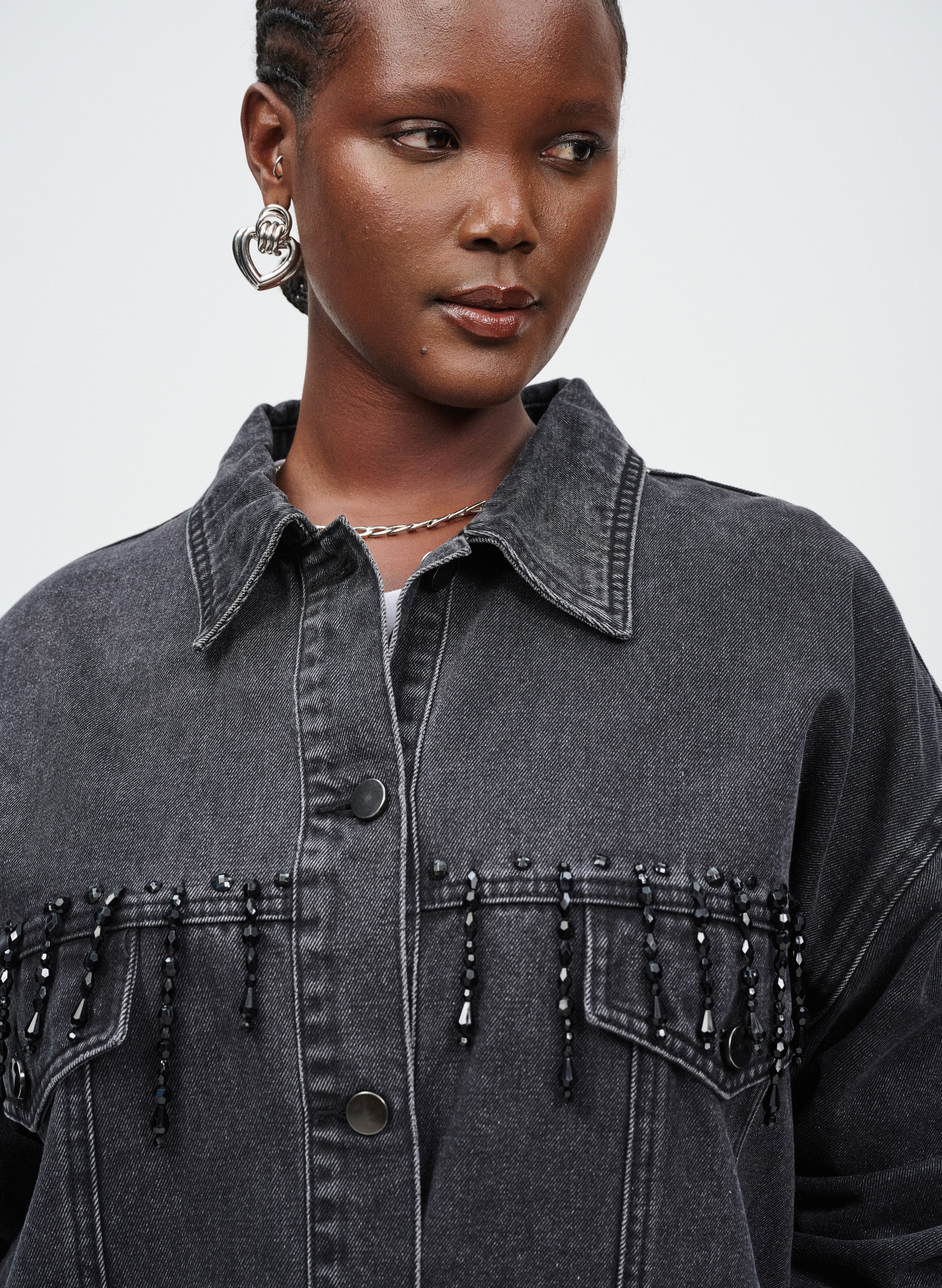 ZizziJeansjacke mit Perlenfransen, , Model