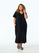 Midi-T-Shirtkleid mit V-Ausschnitt, Schwarz, Model image number 1