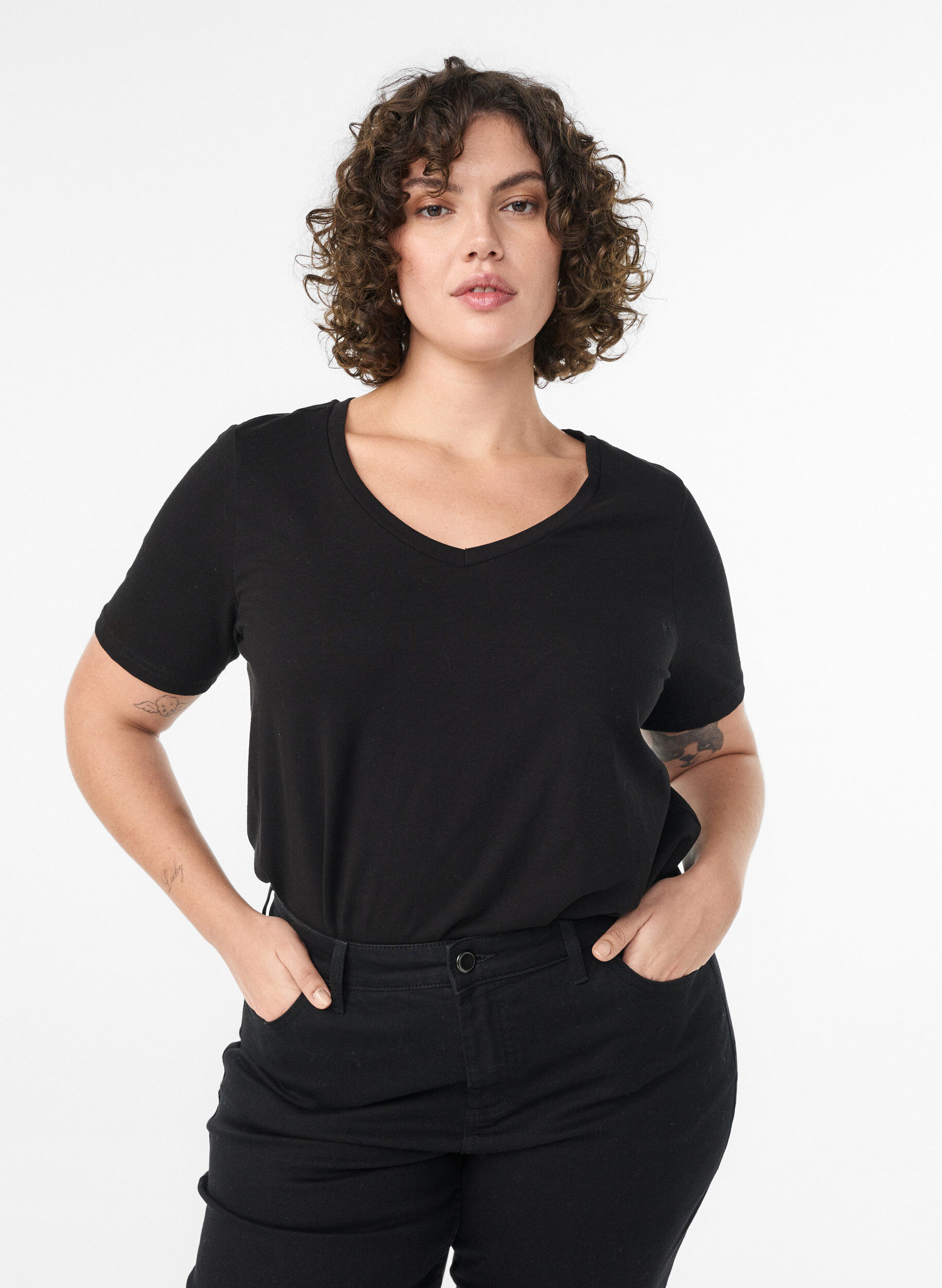 Einfarbiges basic T-Shirt aus Baumwolle, Schwarz, Model