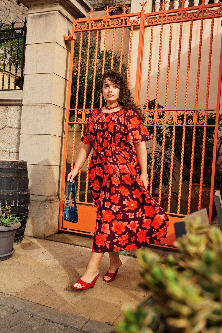 Florale Eleganz in Rot, , Model