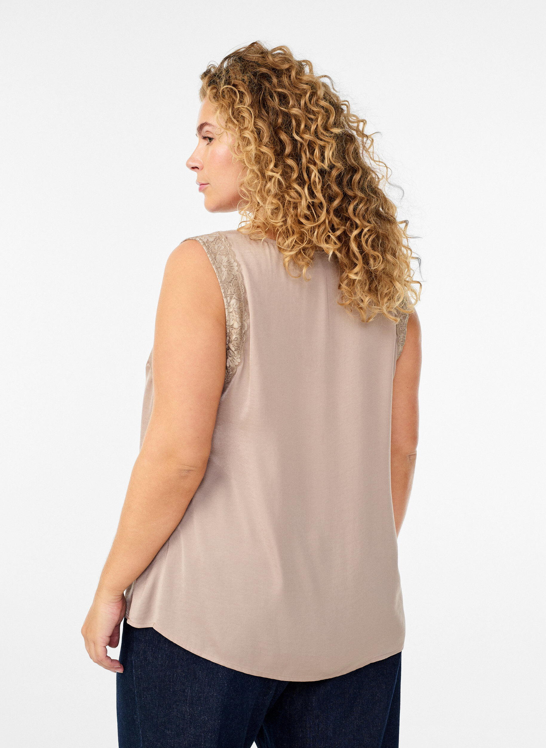 Zizzi&Auml;rmelloses Top mit Spitze, Beige, Model image number 2