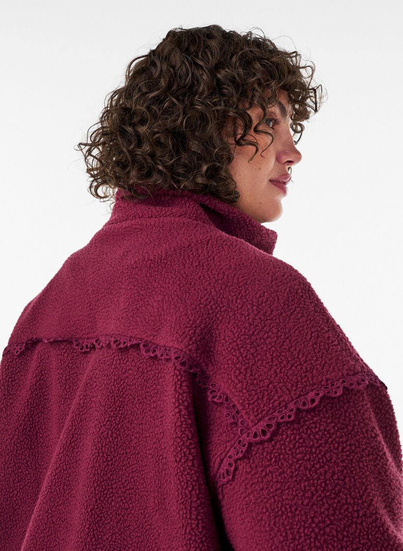Teddyjacke mit Details aus Lochstickerei und hohem Kragen, Rot, Model image number 3