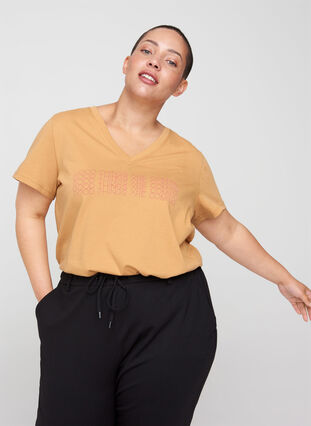 T-Shirt aus Baumwolle mit V-Ausschnitt und Print vorne, Apple Cinnamon, Model image number 0