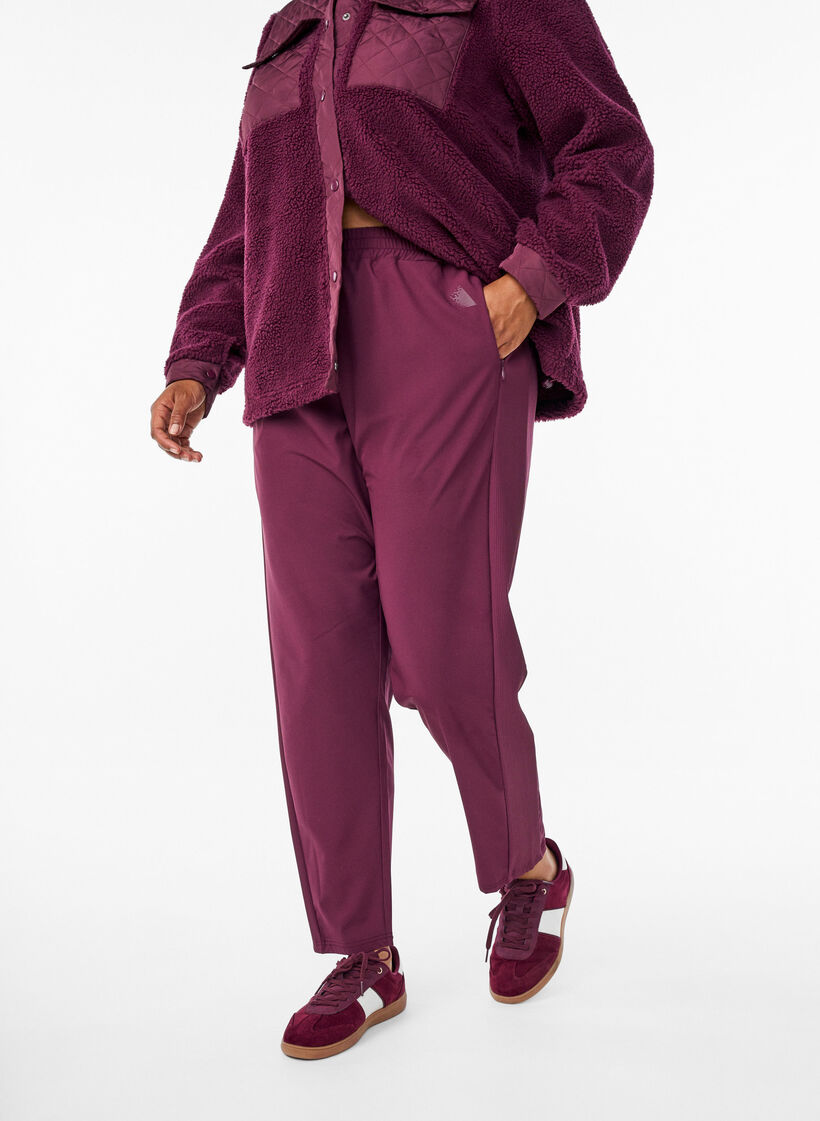 Leichte Trainingshose mit Taschen, Rot, Model