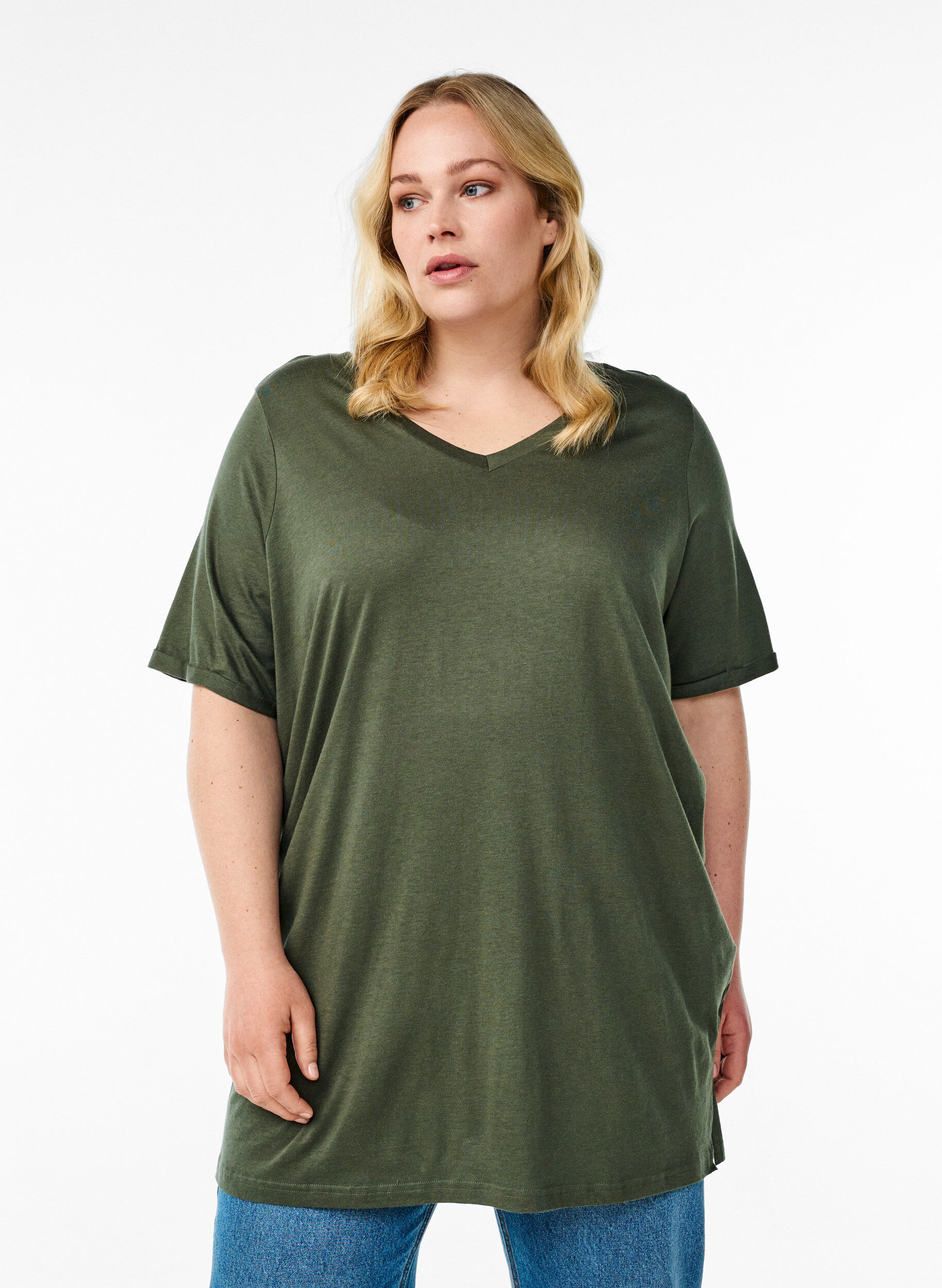 Einfarbiges Oversize T-Shirt mit V-Ausschnitt, Gr&uuml;n, Model