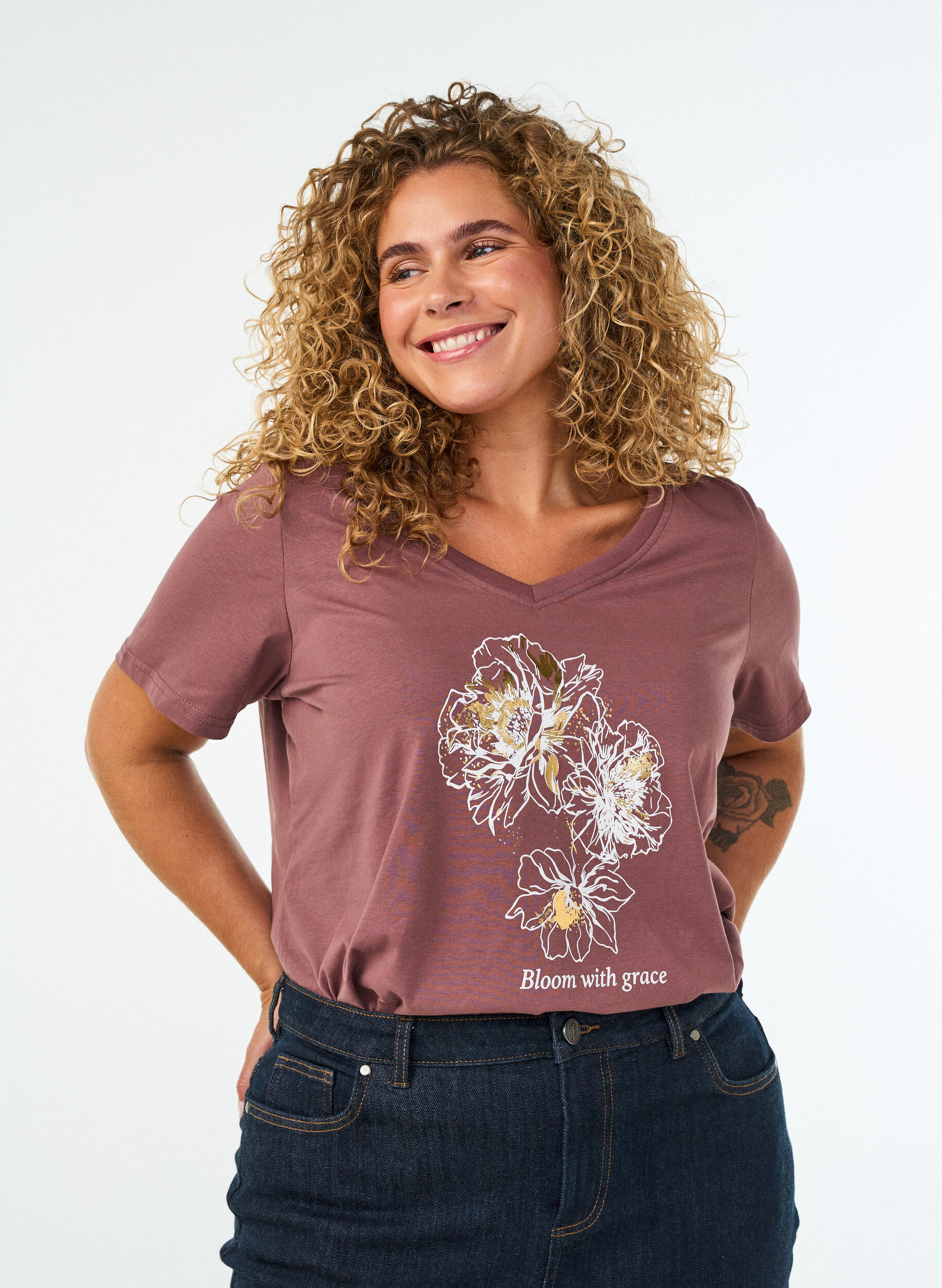 ZizziT-Shirt aus Baumwolle mit Frontprint und V-Ausschnitt, Rot, Model image number 0