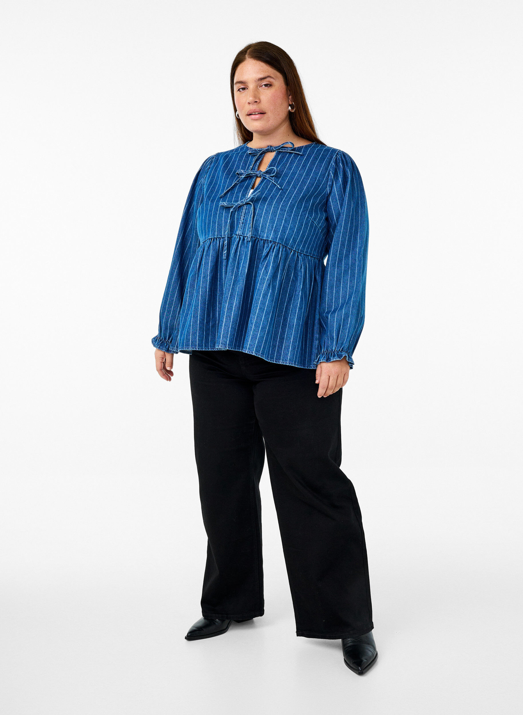 ZizziGestreifte Jeansbluse mit Schleife vorne, Blau, Model image number 1