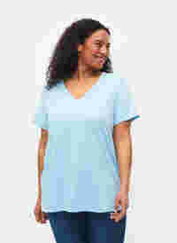 Kurzärmeliges T-Shirt mit V-Ausschnitt, Sky Blue, Model