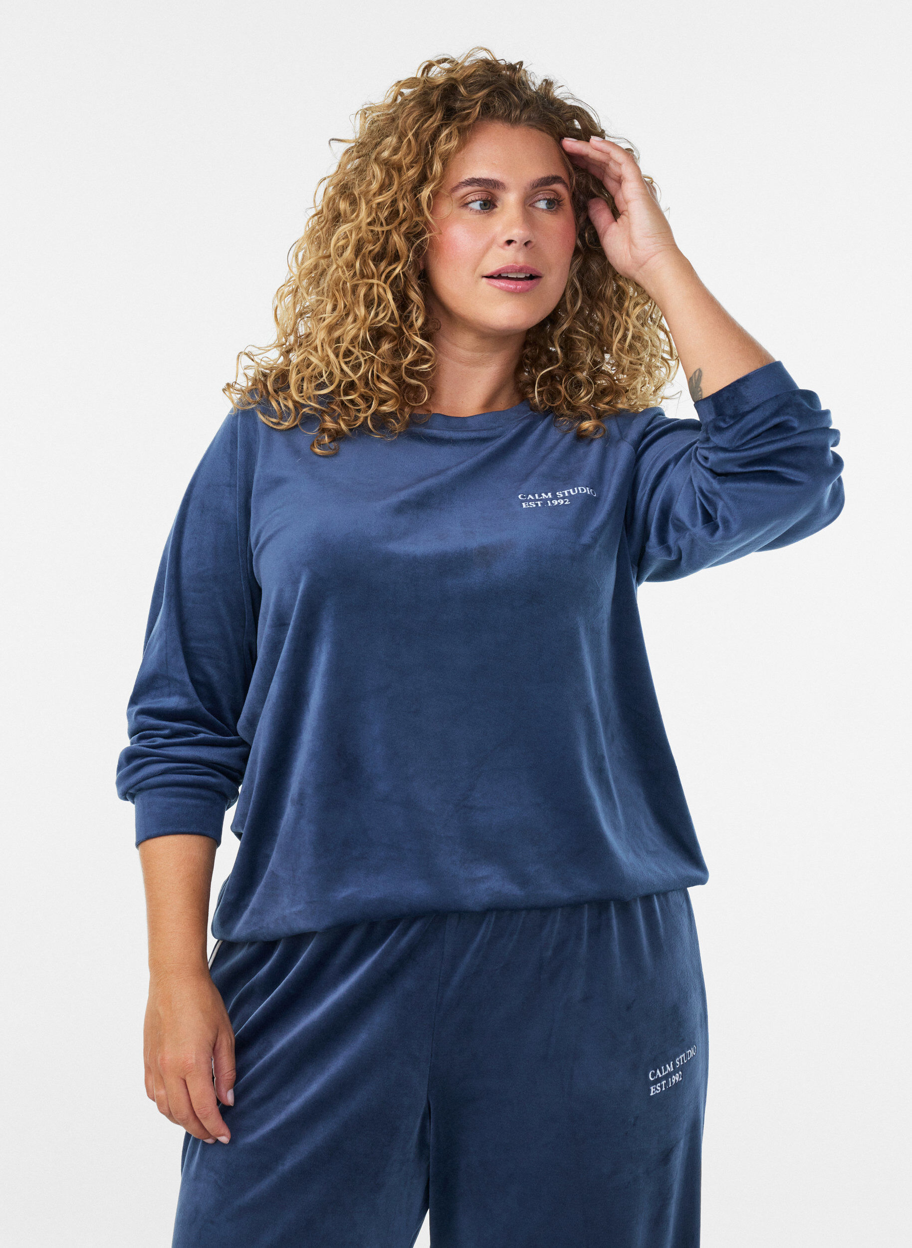 ZizziBluse aus Velours mit aufgesticktem Text, Blau, Model image number 0