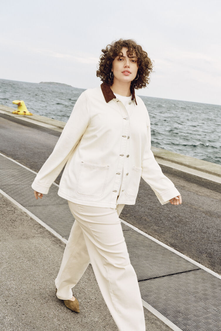 Jacke aus farbigem Denim mit Kontrastkragen, , Model