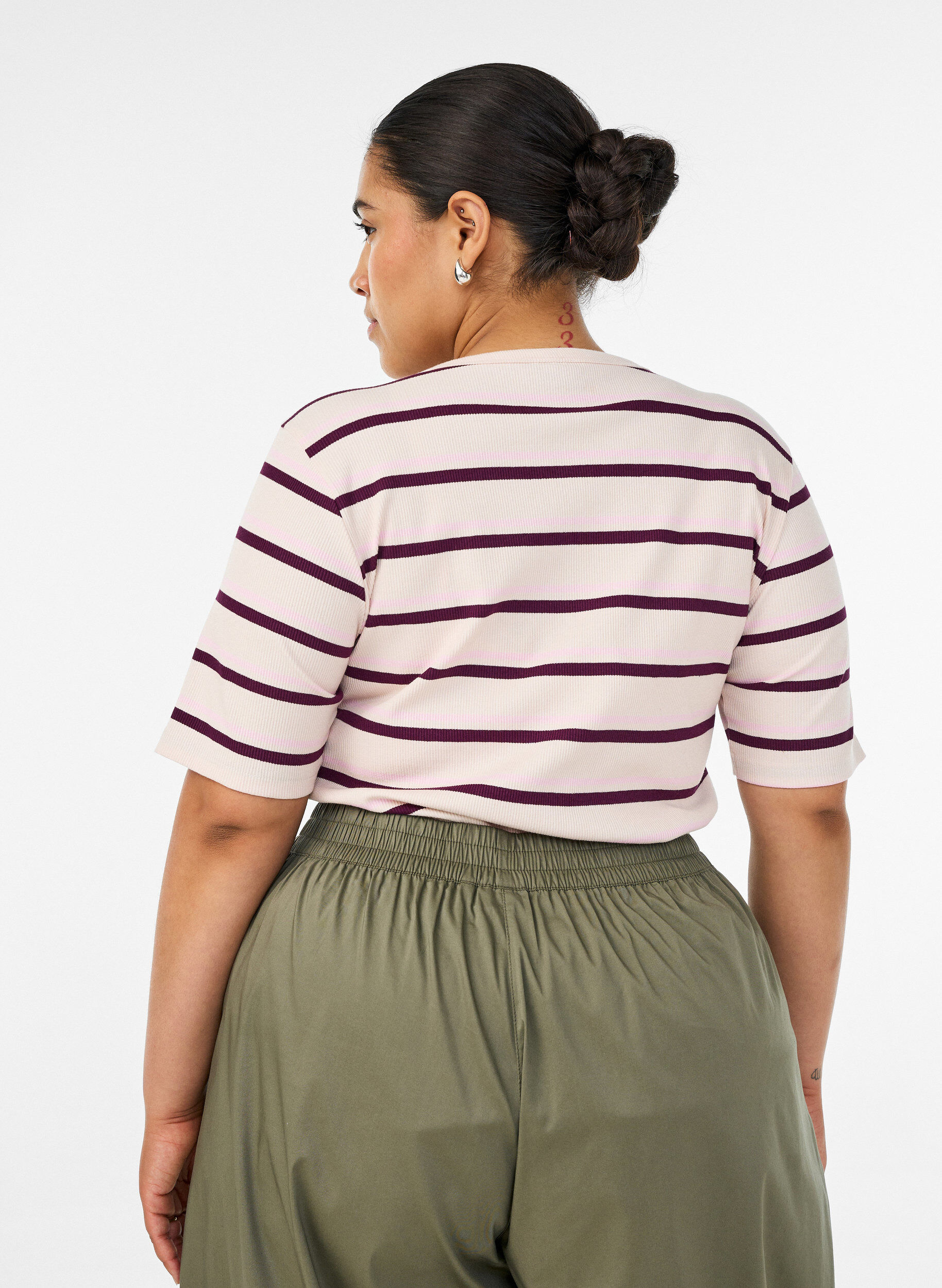 ZizziRipp-T-Shirt mit Streifen und Knopfdetail, Lila, Model image number 2