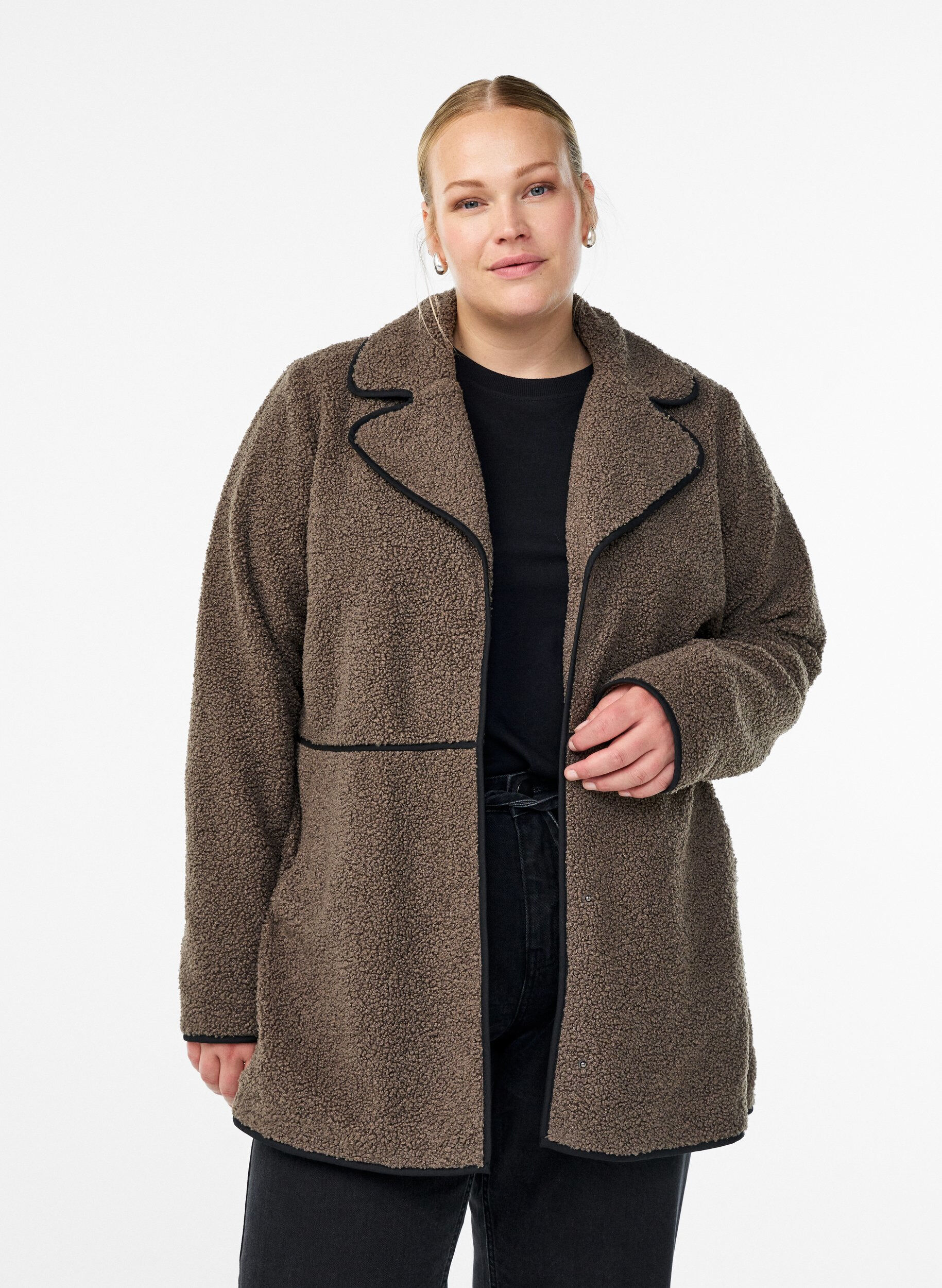 Weiche Teddyjacke mit Kontrastdetails, Braun, Model