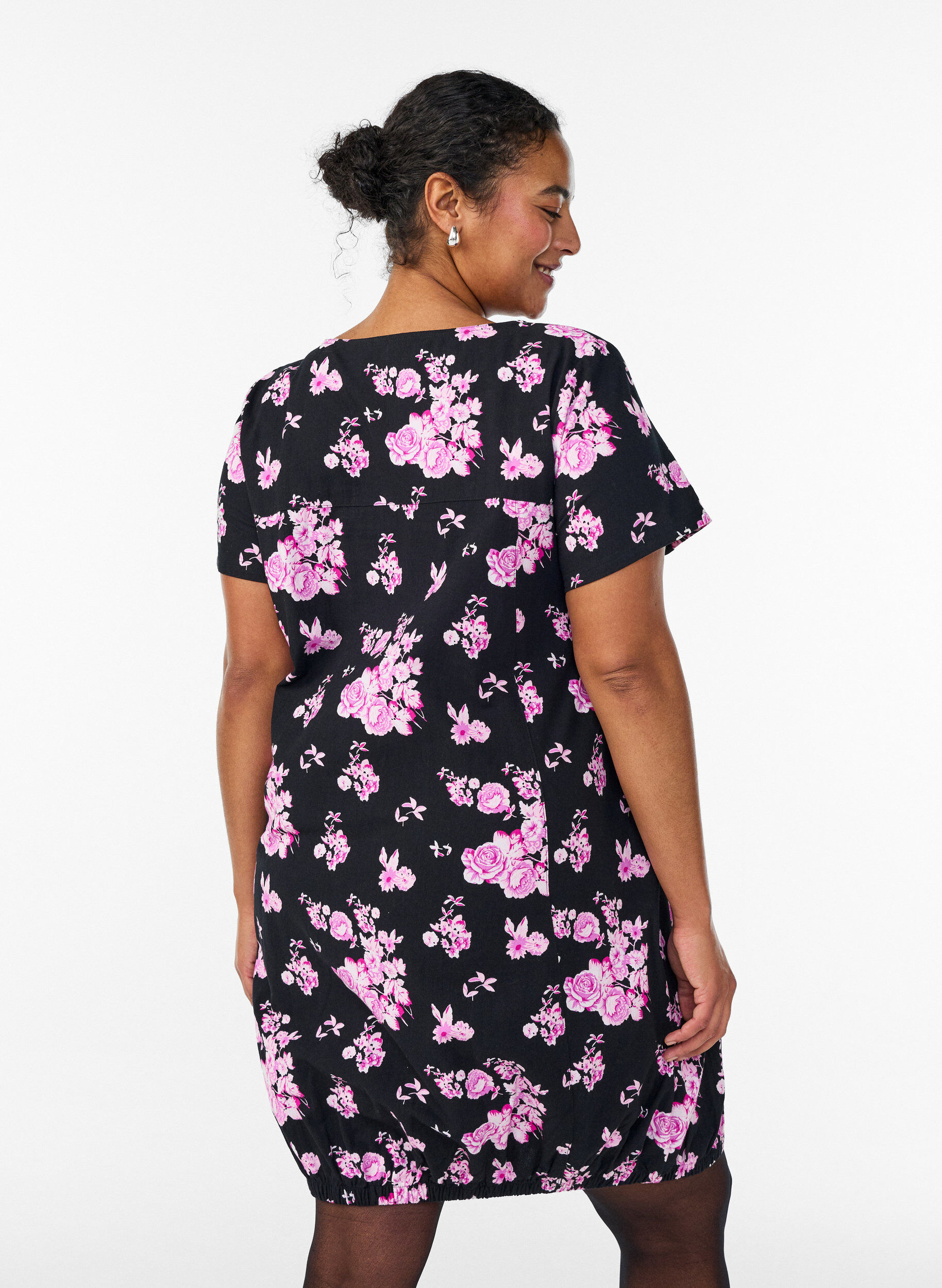 ZizziKurz&auml;rmliges Baumwollkleid mit Print, Schwarz, Model image number 2