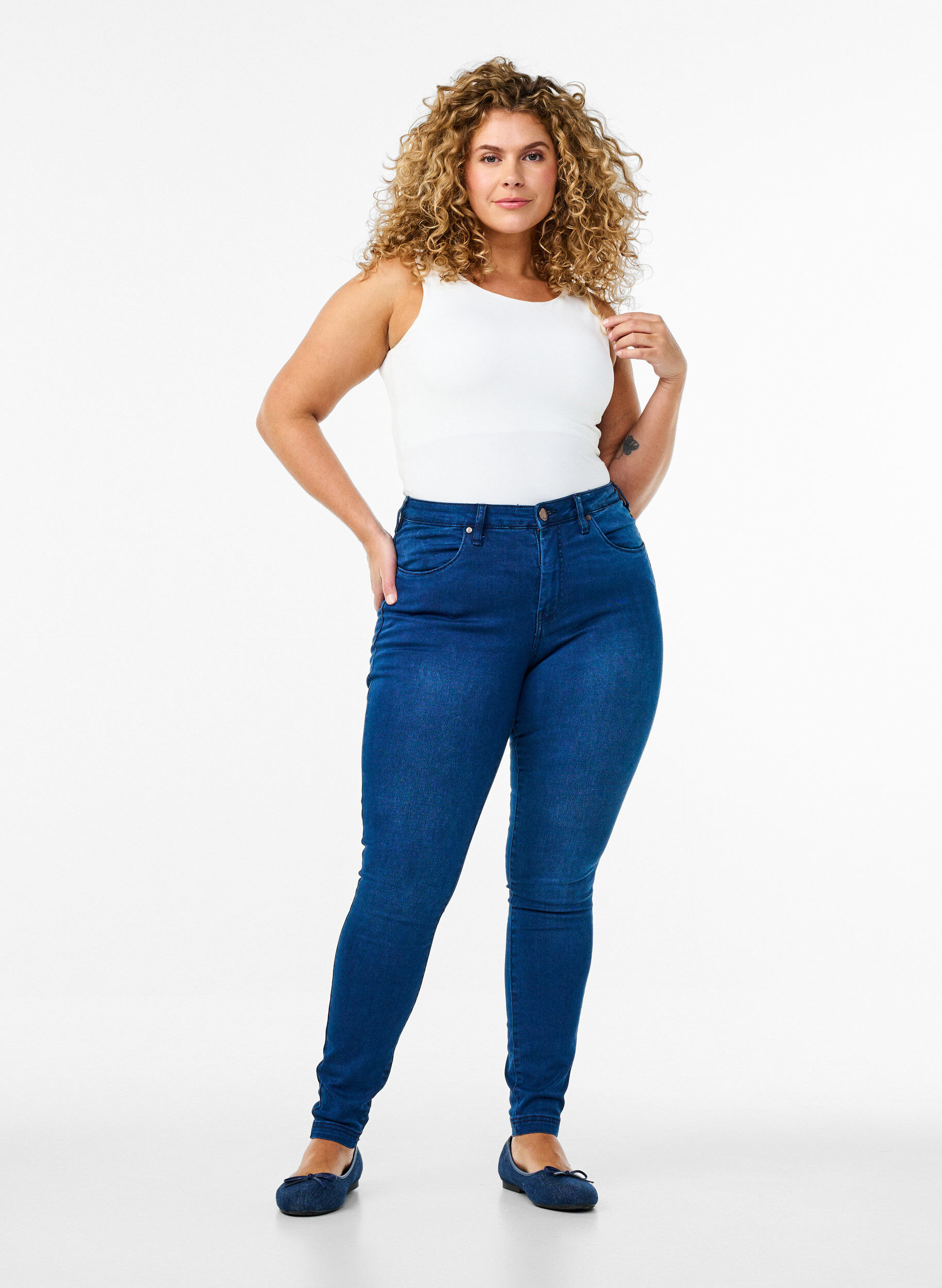 Extra schmale Amy Jeans mit hoher Taille, Blue Denim, Model