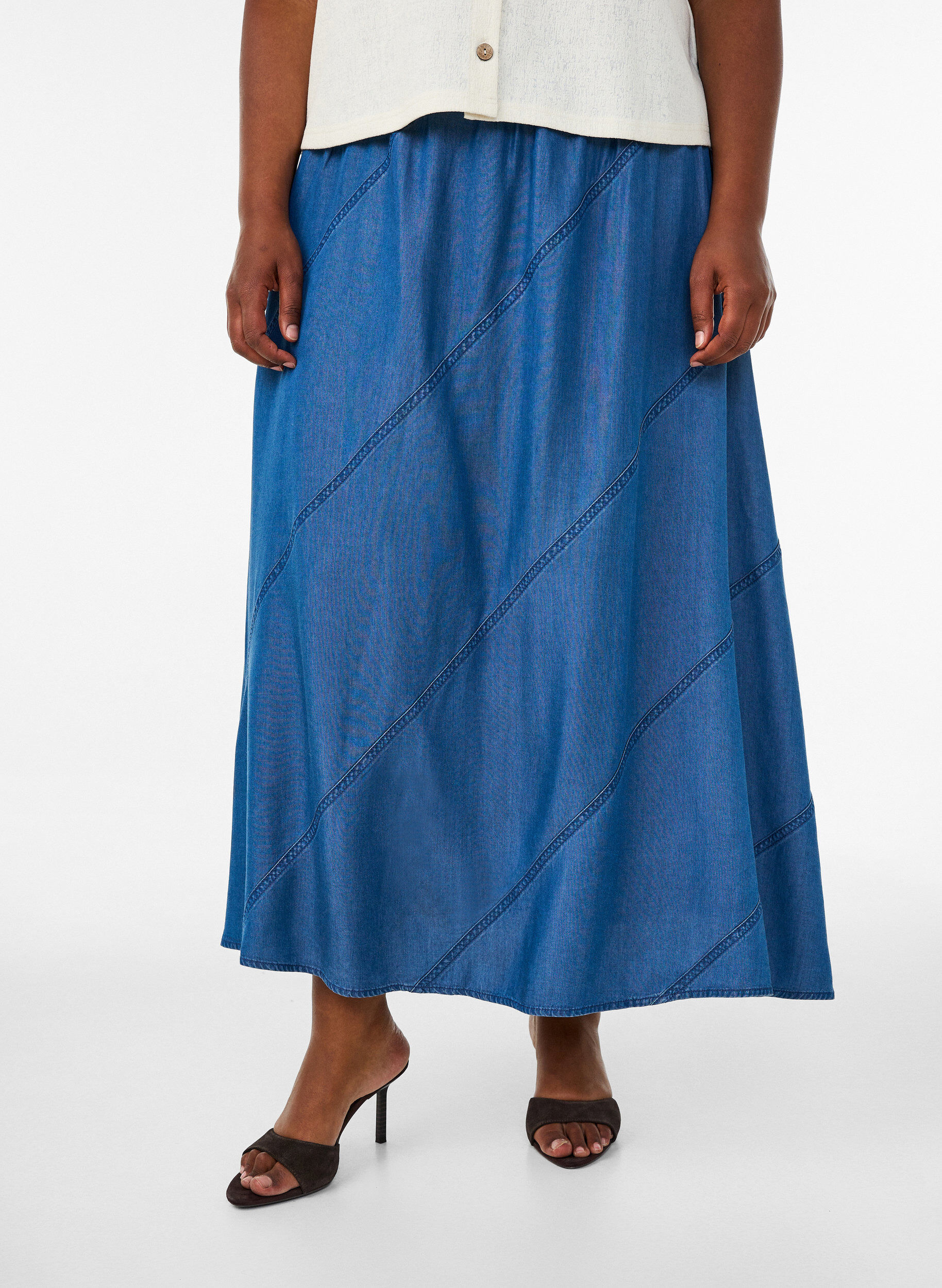 ZizziMaxirock in Denim-Optik aus TENCEL&trade; Lyocell, Blau, Model image number 2