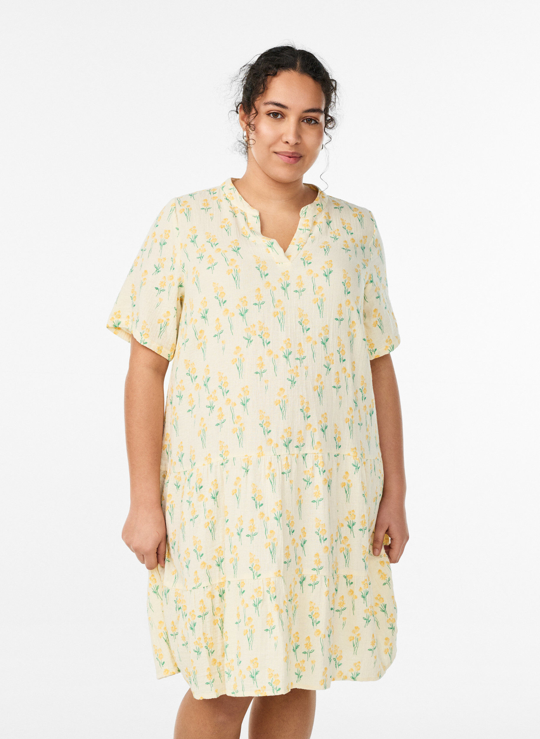 Kurzes A-Linien-Kleid aus Baumwollmusselin, Gelb, Model
