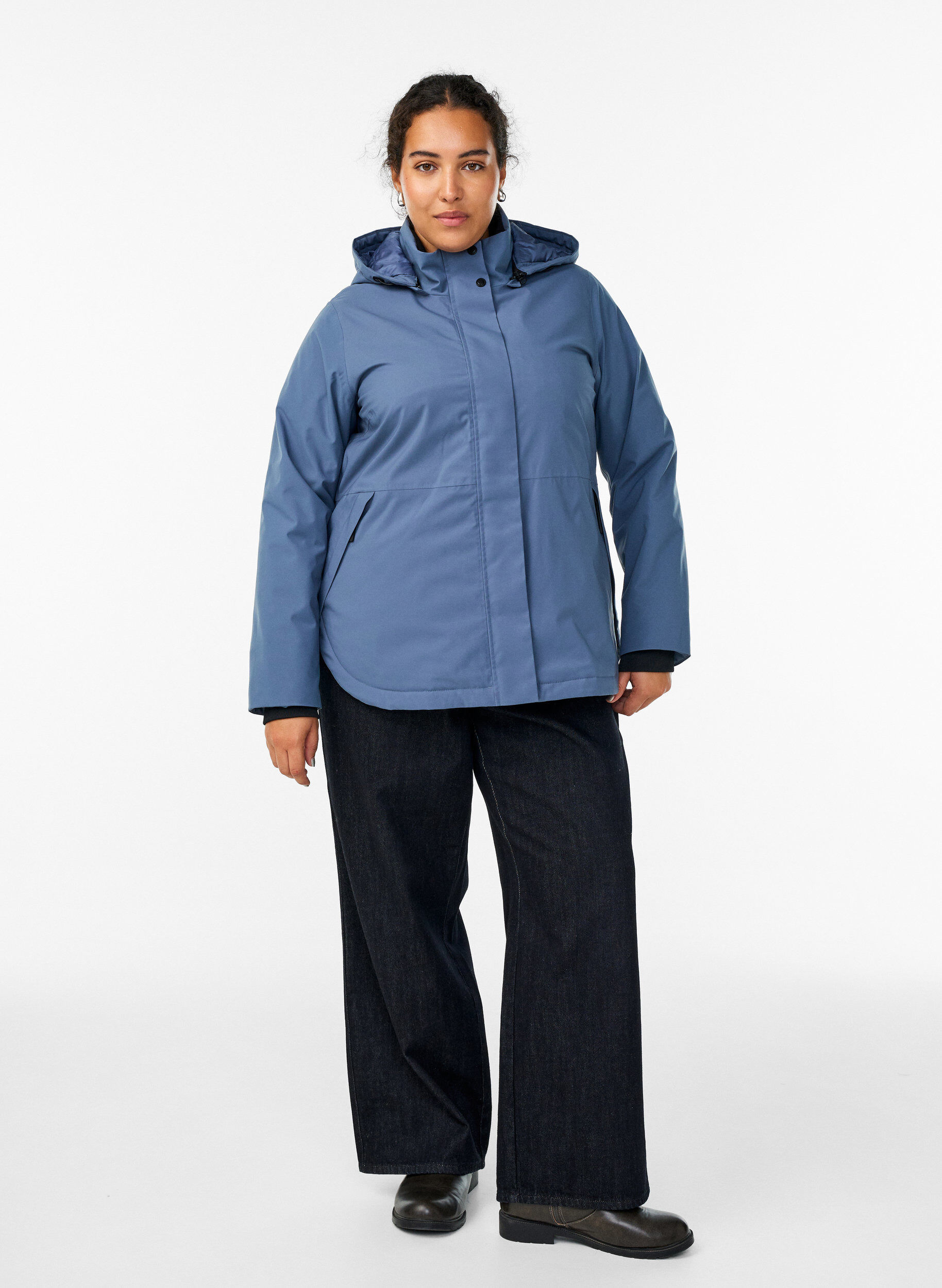 ZizziFunktionelle kurze Winterjacke mit Kapuze, Blau, Model image number 1