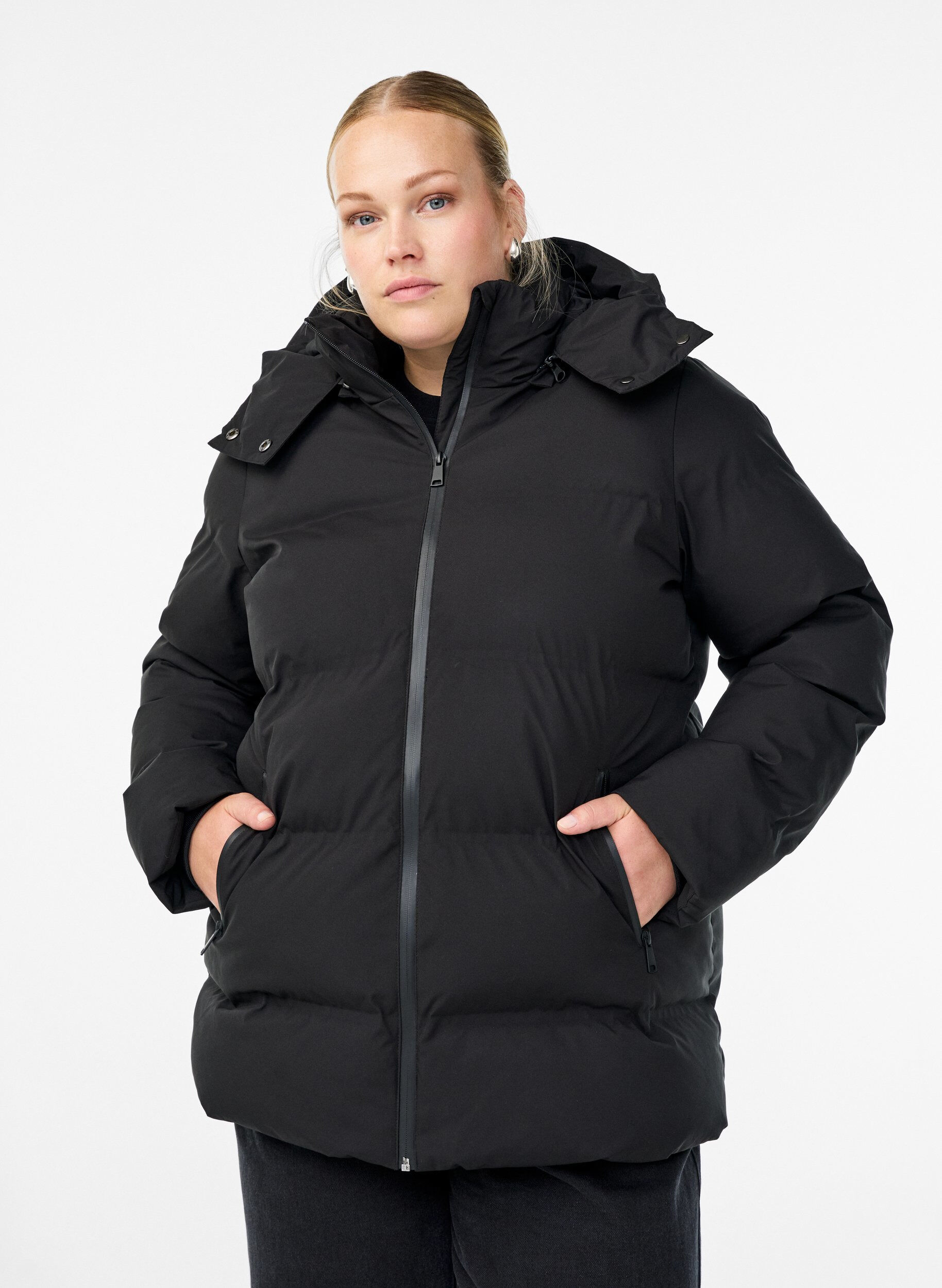 Kurze Steppjacke mit abnehmbarer Kapuze, Schwarz, Model