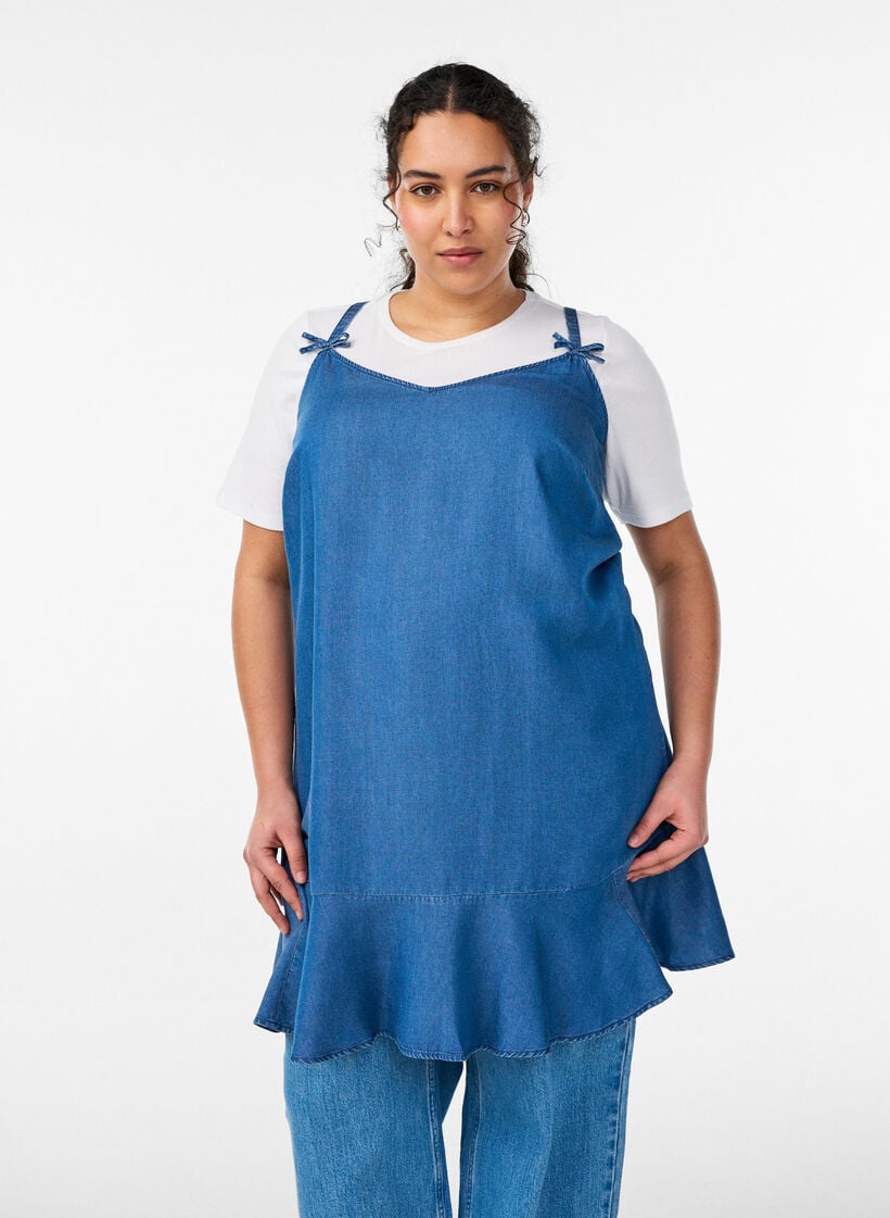 Knielanges Tr&auml;gerkleid aus TENCEL&trade; Lyocell in Denim-Optik, Blau, Model