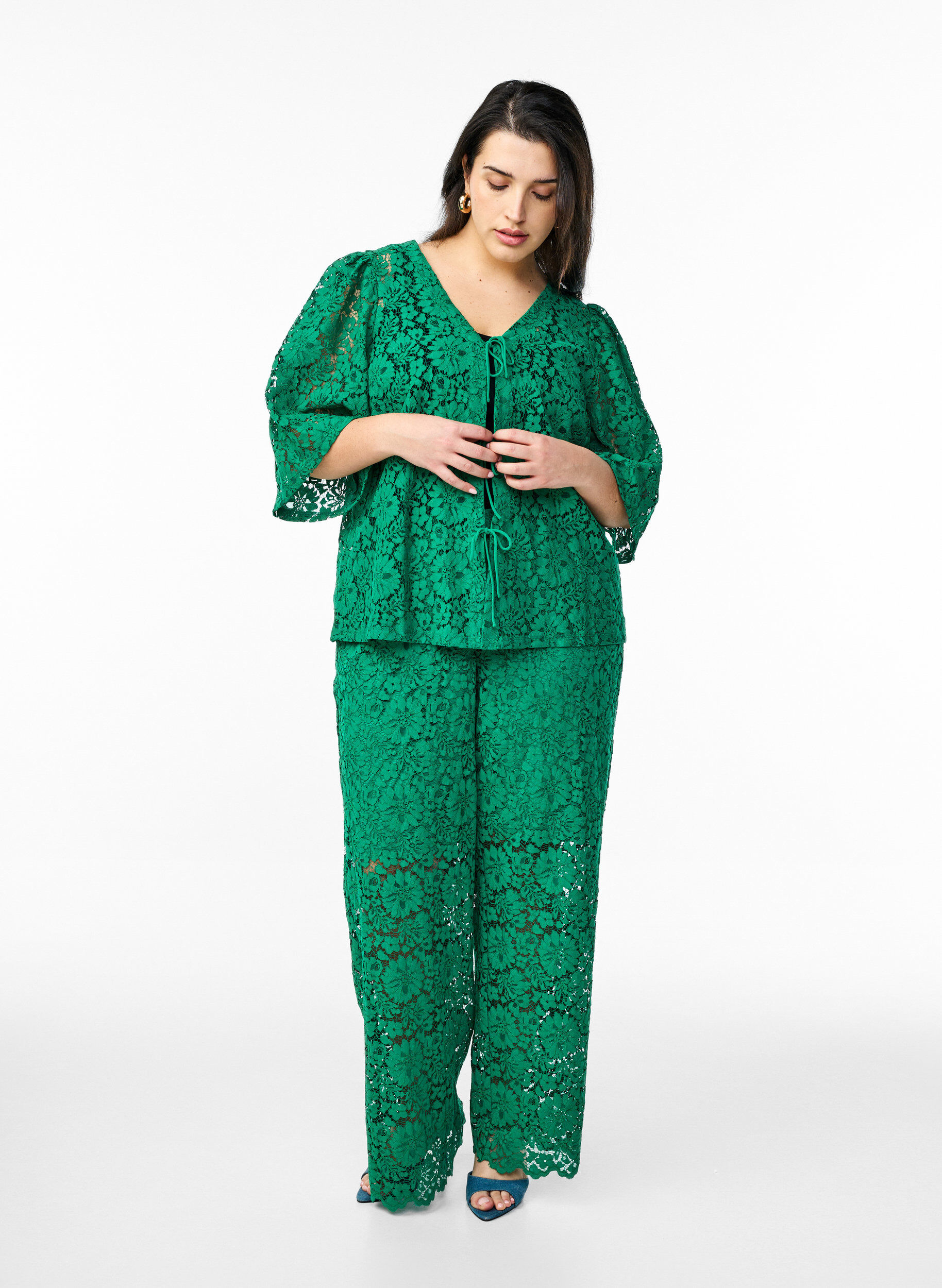 ZizziSpitzenbluse mit 3/4-&Auml;rmeln und Schleifen auf der Vorderseite, Gr&uuml;n, Model image number 1