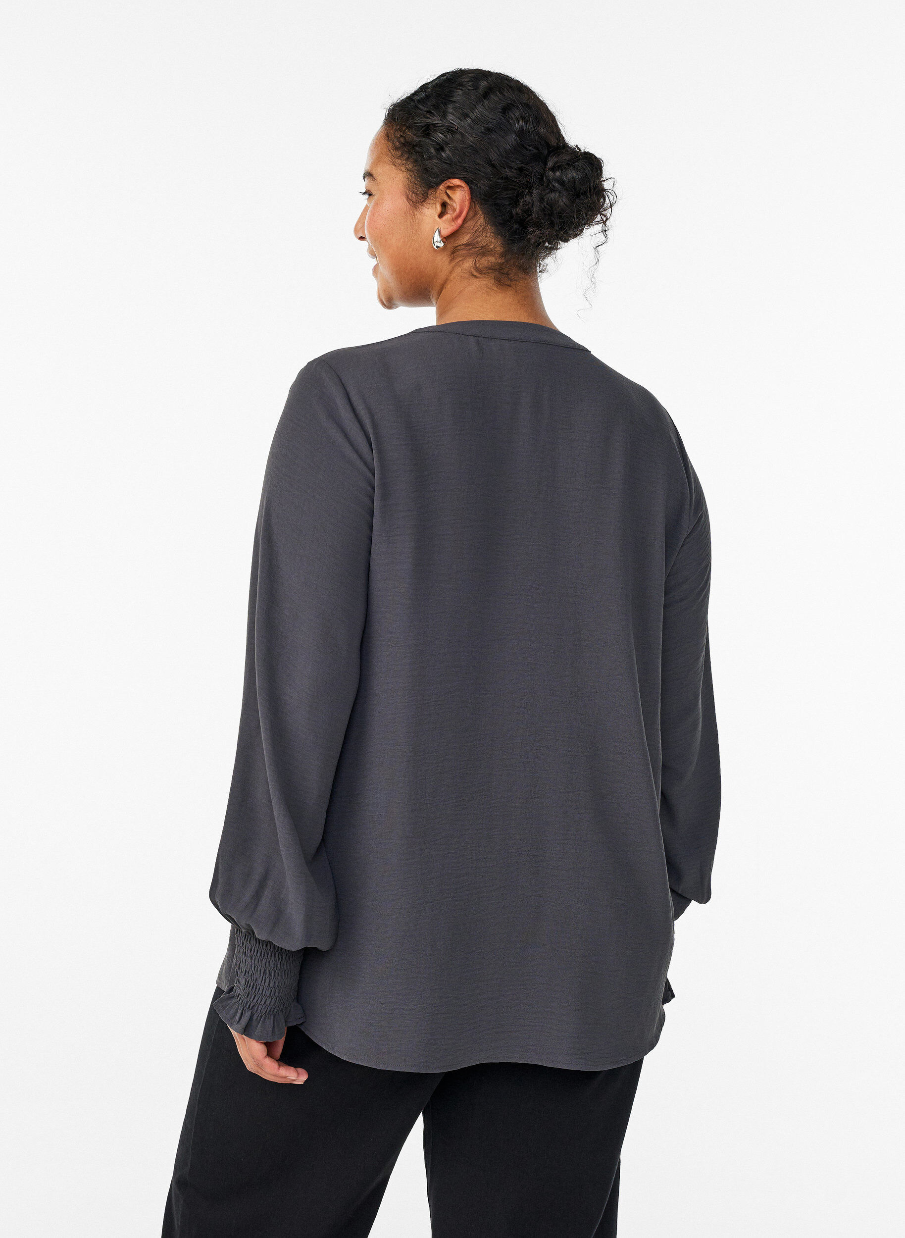 ZizziBluse mit Smockb&uuml;ndchen und V-Ausschnitt, Grau, Model image number 2