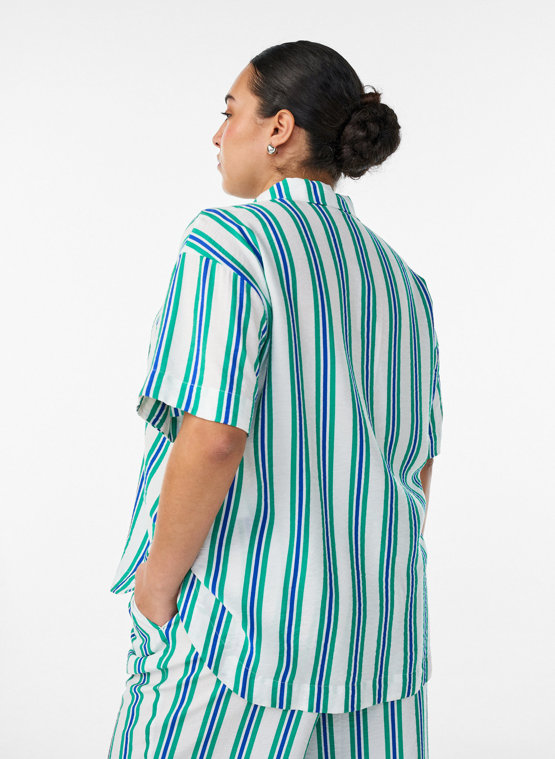 ZizziGestreifte Bluse aus Viskose mit kurzen &Auml;rmeln, Vanille, Model image number 2