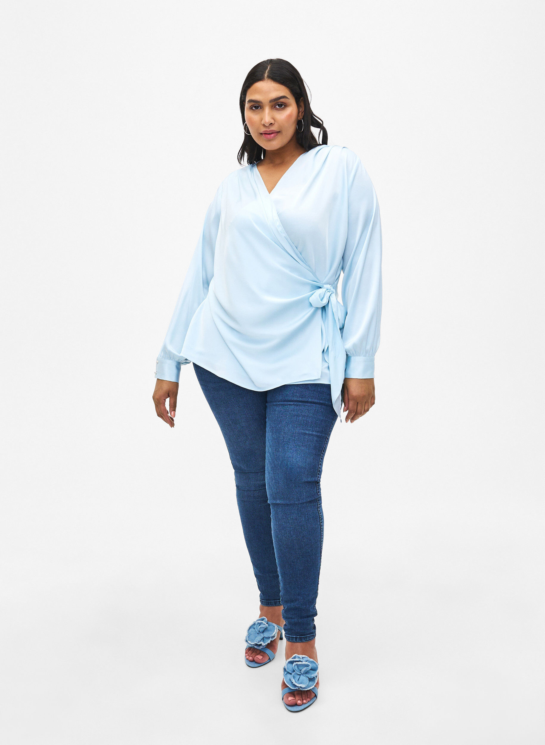 Zizzi Partybluse aus Satin in Wickeloptik, Delicate Blue, Model image number 2