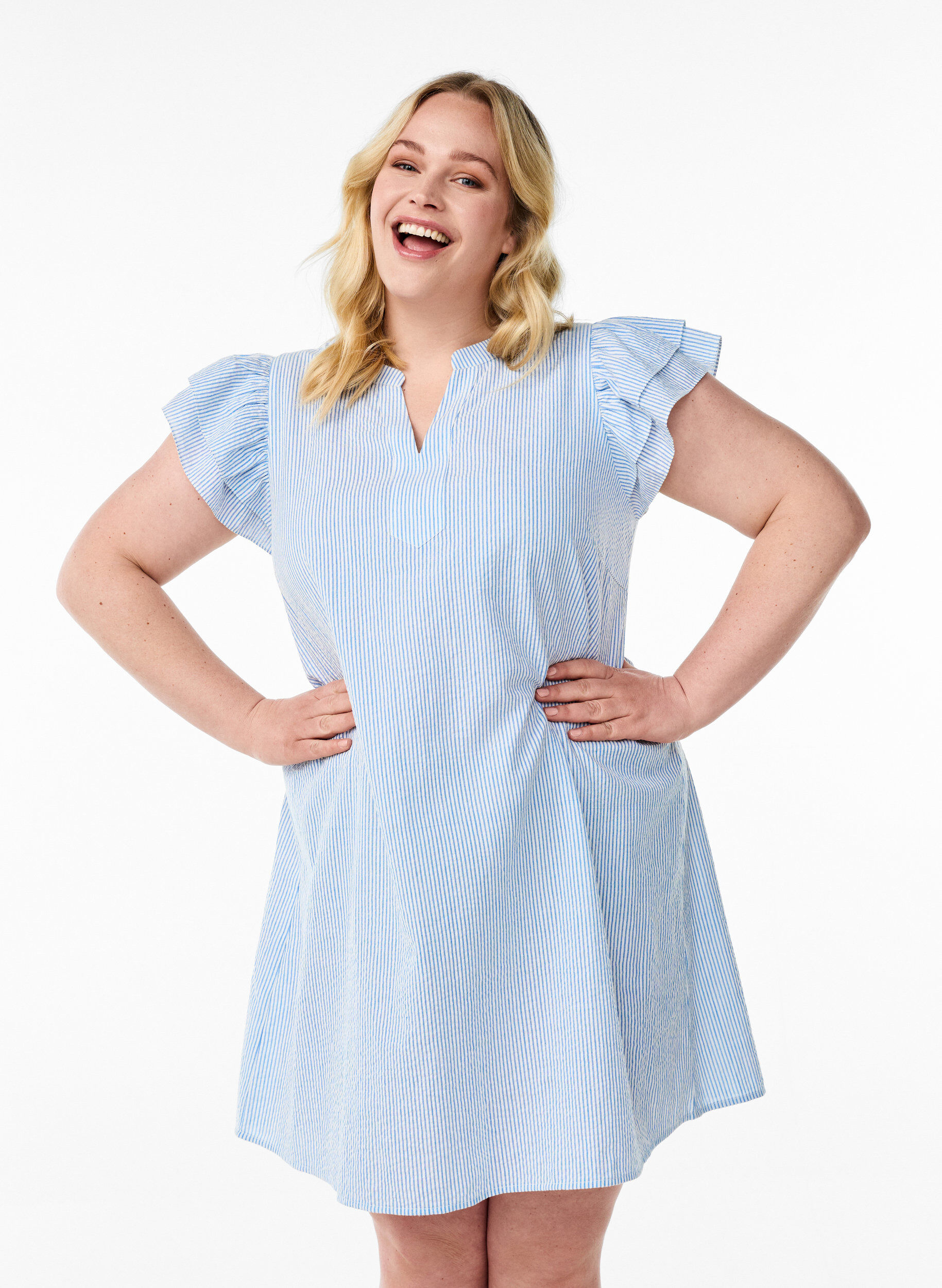 ZizziKurzes gestreiftes Kleid mit R&uuml;schen, Blau, Model image number 0