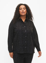 Hemdjacke aus Viskose mit Ton-in-Ton-Muster, Black, Model