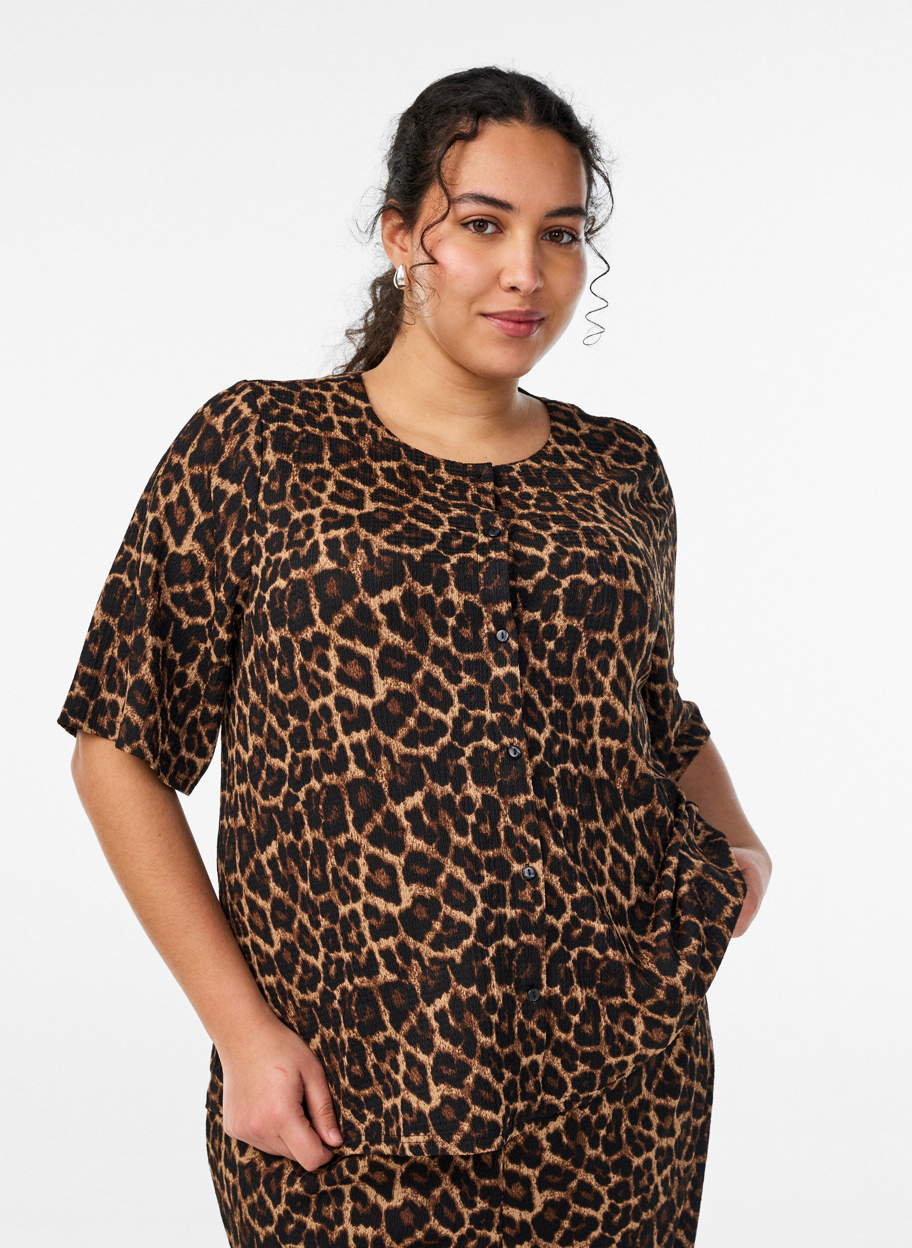 ZizziKurz&auml;rmelige Bluse mit Struktur und Knopfleiste, Schwarz, Model image number 0
