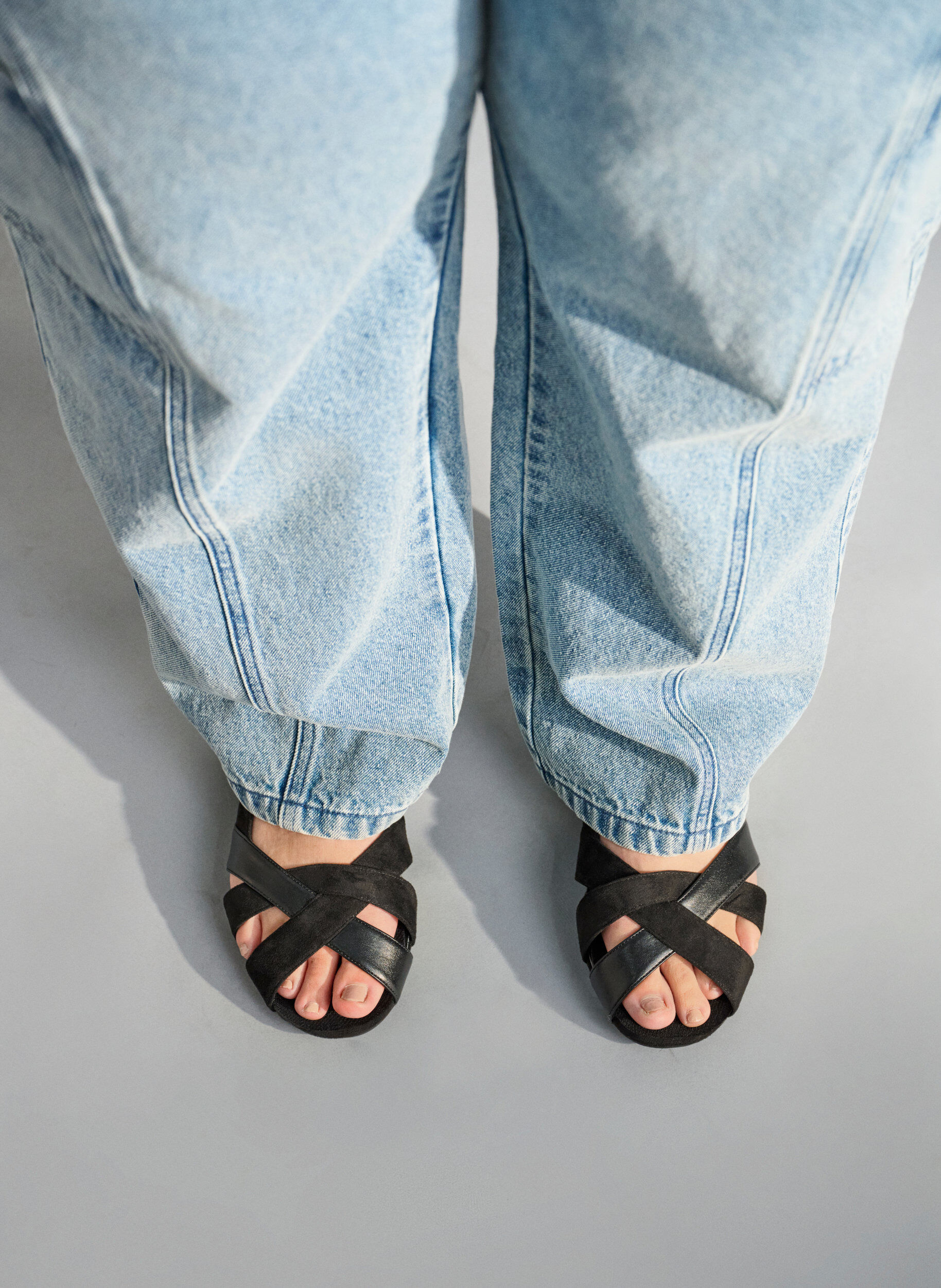 Spitz zulaufende Ballerina-Schuhe mit weiter Passform