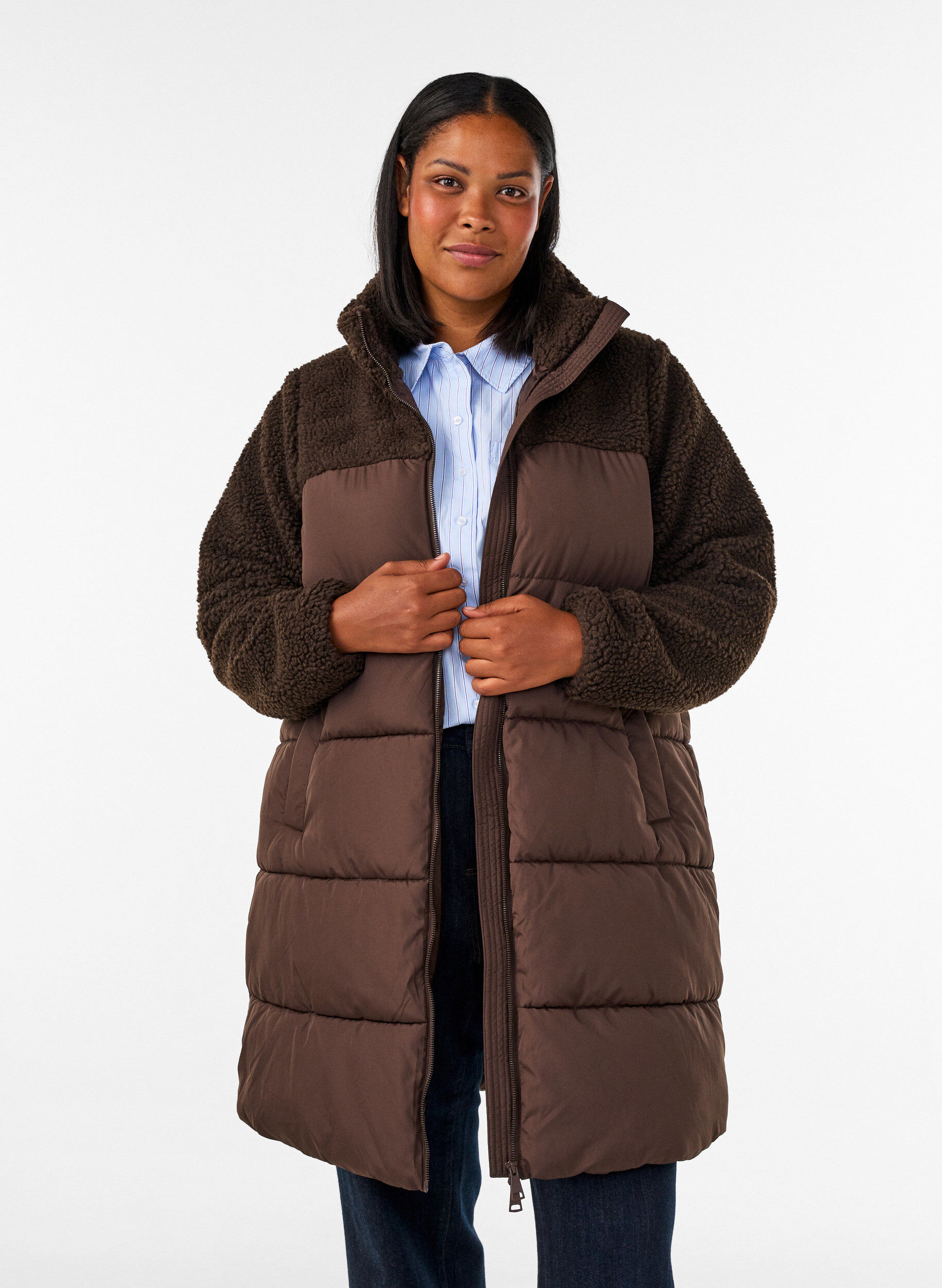 Mittellange Steppjacke mit Teddyfleece, Braun, Model