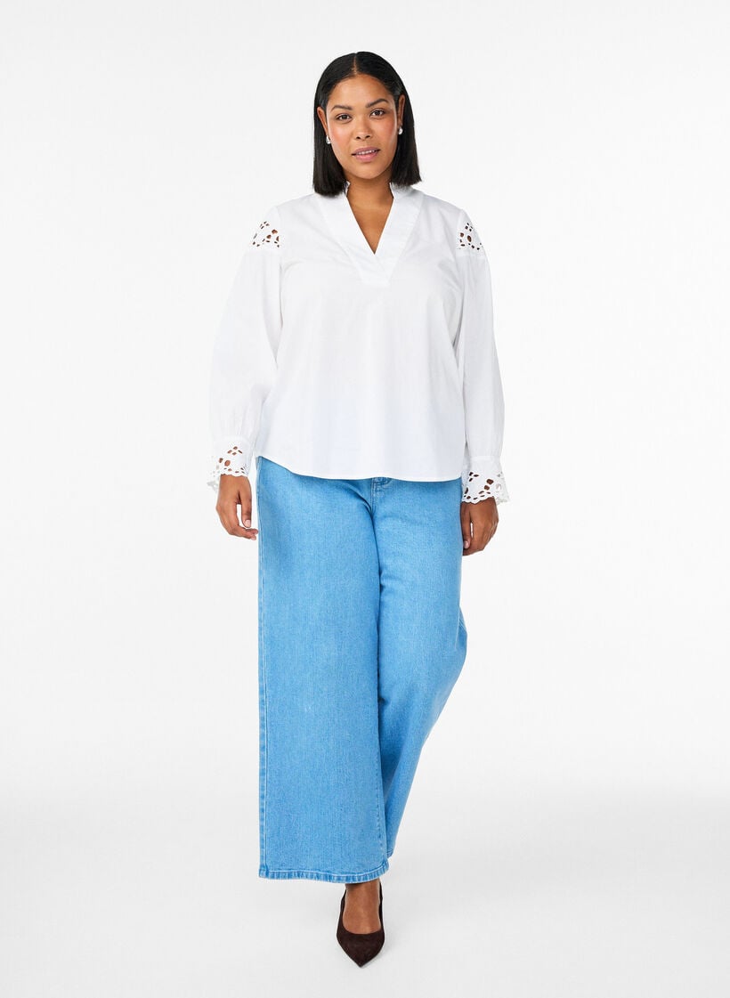 Bluse mit V-Ausschnitt und Broderie-Anglaise-Details, Weiß, Model