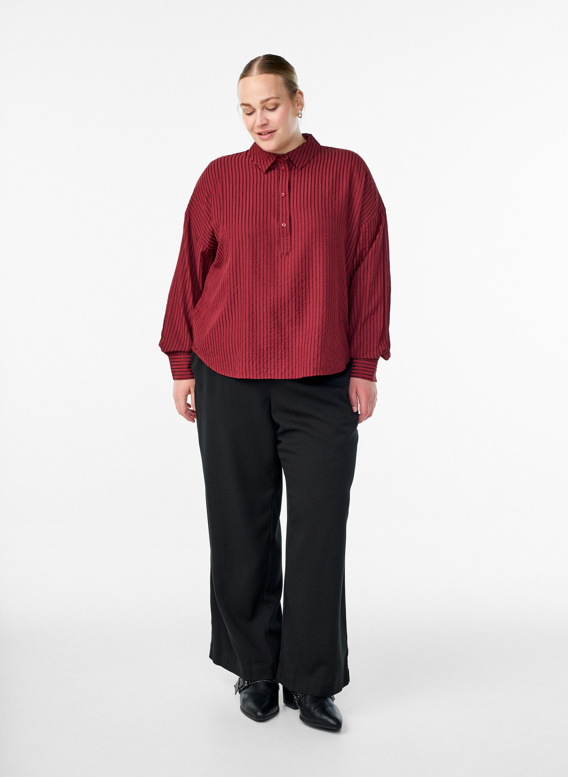 ZizziGestreifte Bluse mit Knopfdetail am R&uuml;cken, Rot, Model image number 1