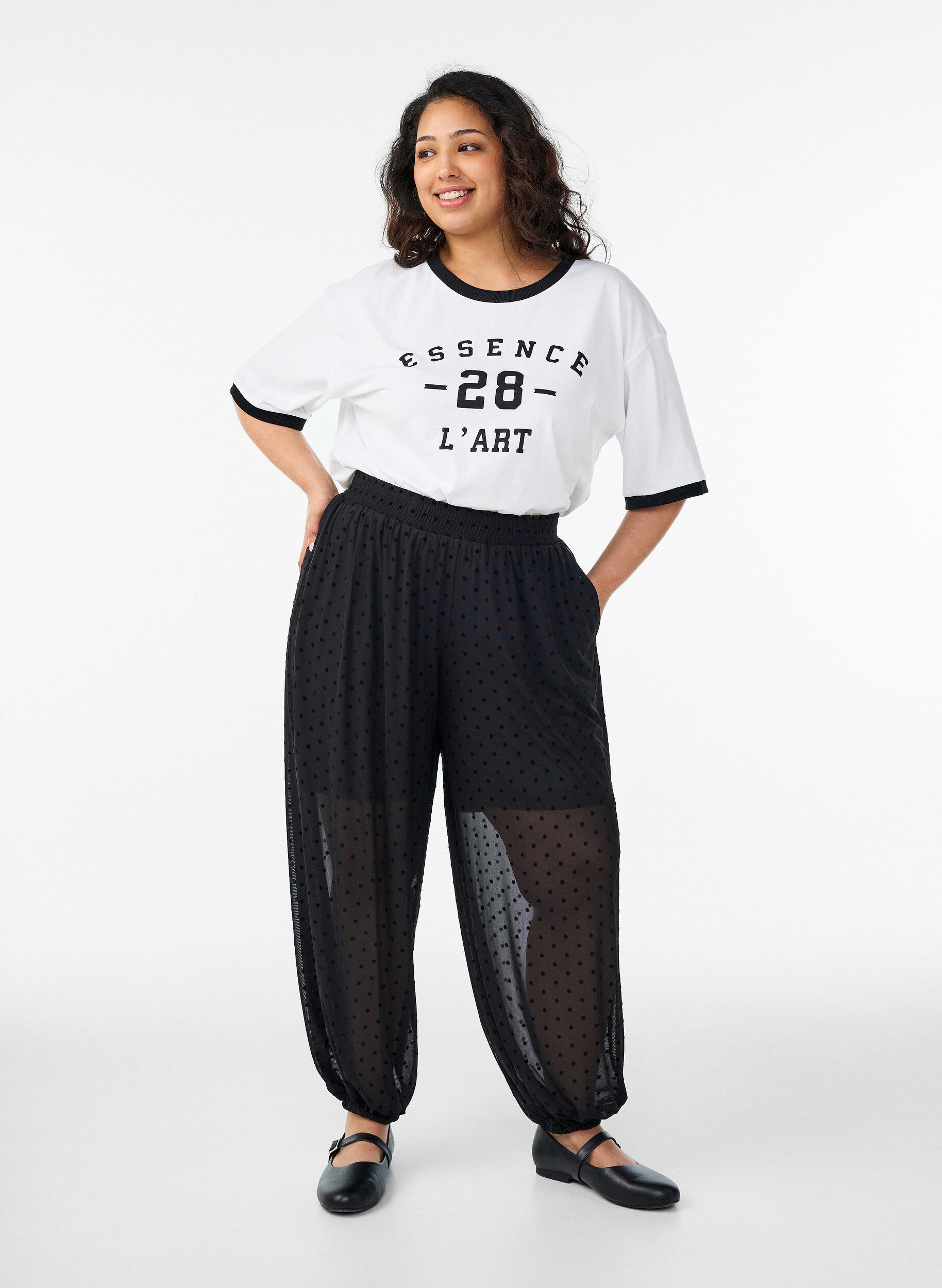 Ballonhose aus Mesh mit Polka Dots, Schwarz, Model
