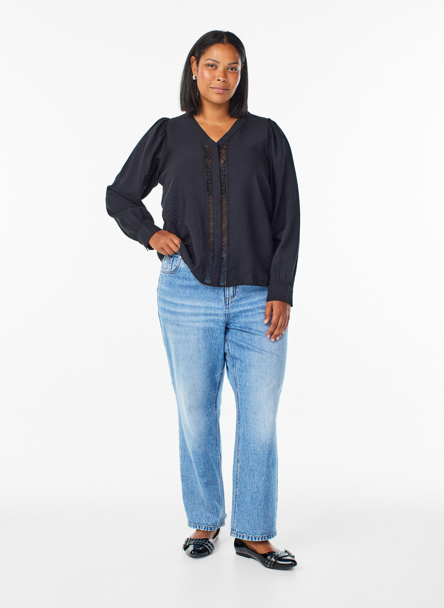 ZizziBluse mit V-Ausschnitt und bestickten B&auml;ndern, Schwarz, Model image number 1