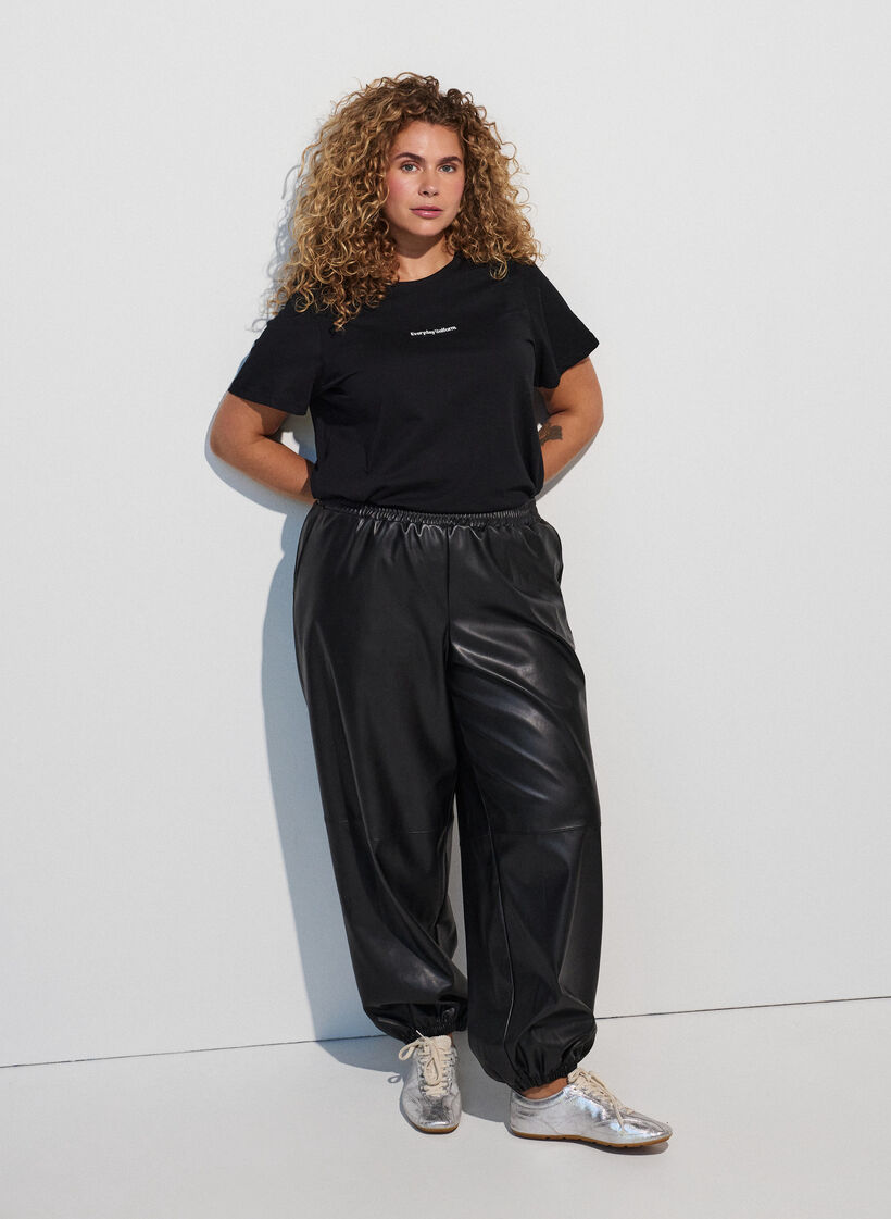 T-Shirt aus Baumwolle mit Text-Badge, Schwarz, Model image number 1