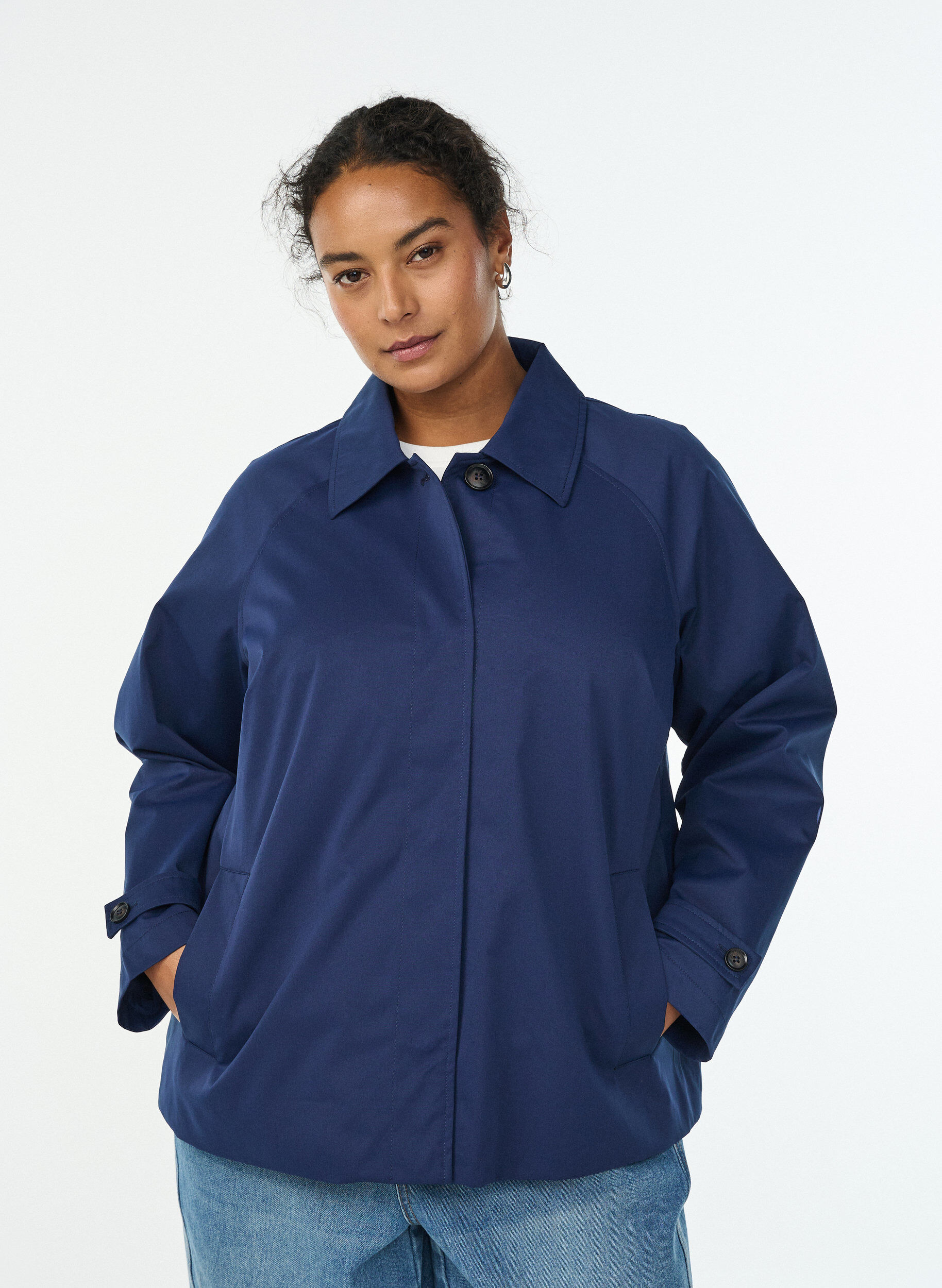 Kurzer Trenchcoat mit Kragen und Raglan&auml;rmeln, Blau, Model