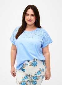 T-Shirt aus Bio-Baumwolle mit Lochstickerei, Serenity, Model