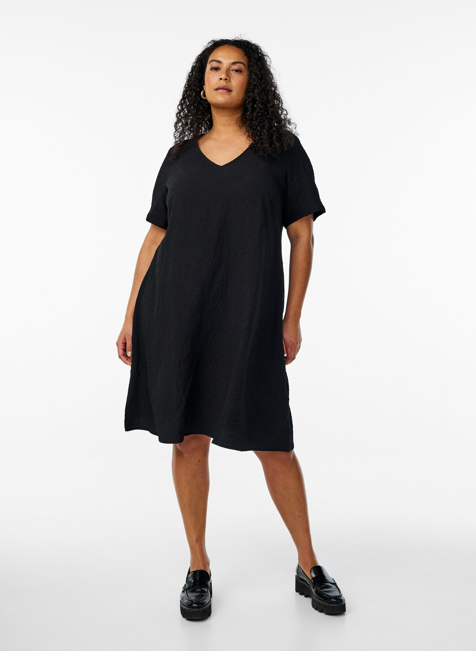 ZizziFLASH - Kleid mit kurzen &Auml;rmeln und V-Ausschnitt, Schwarz, Model image number 1