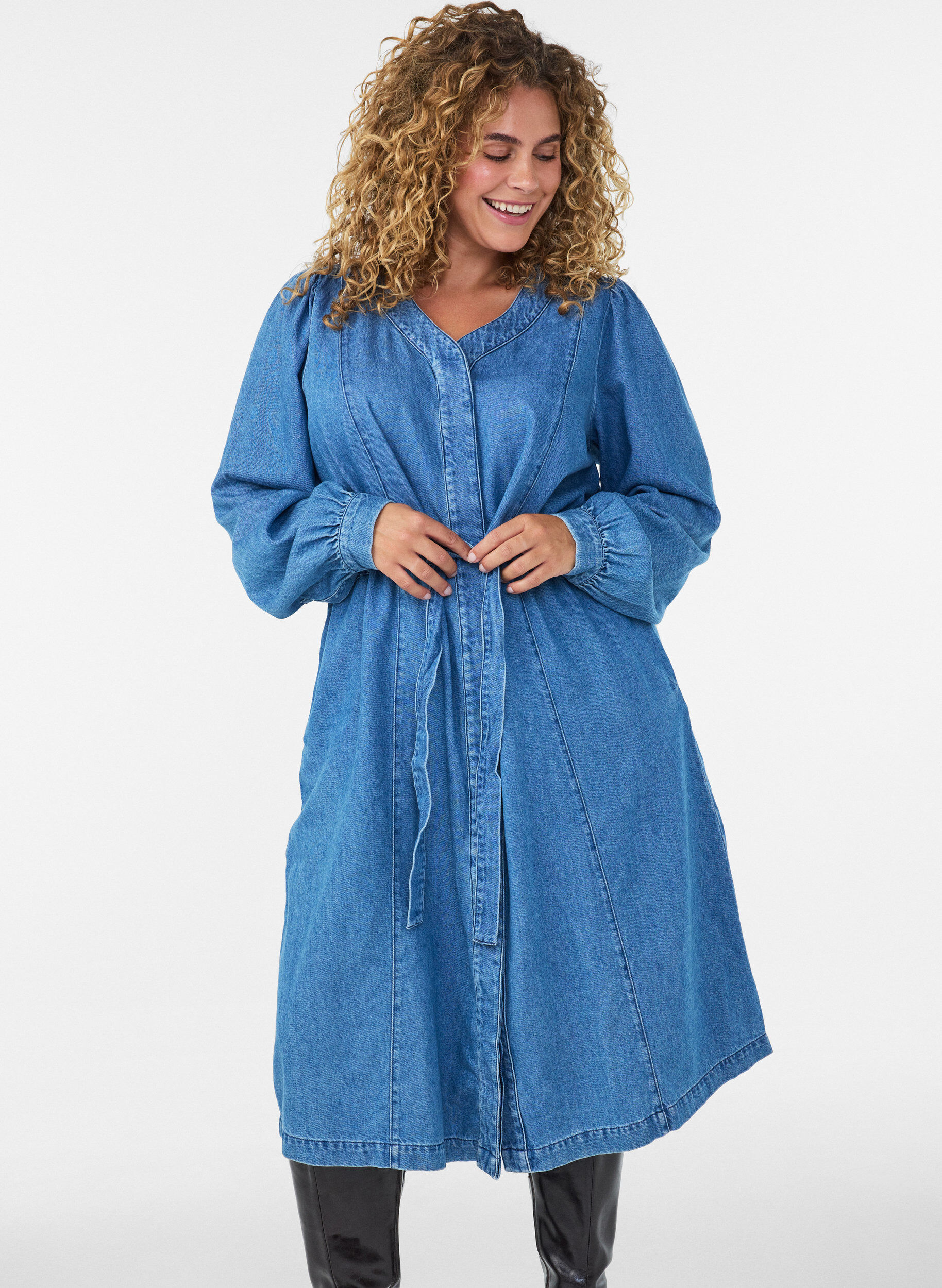ZizziJeanskleid mit V-Ausschnitt und Bindeg&uuml;rtel, Blau, Model image number 0