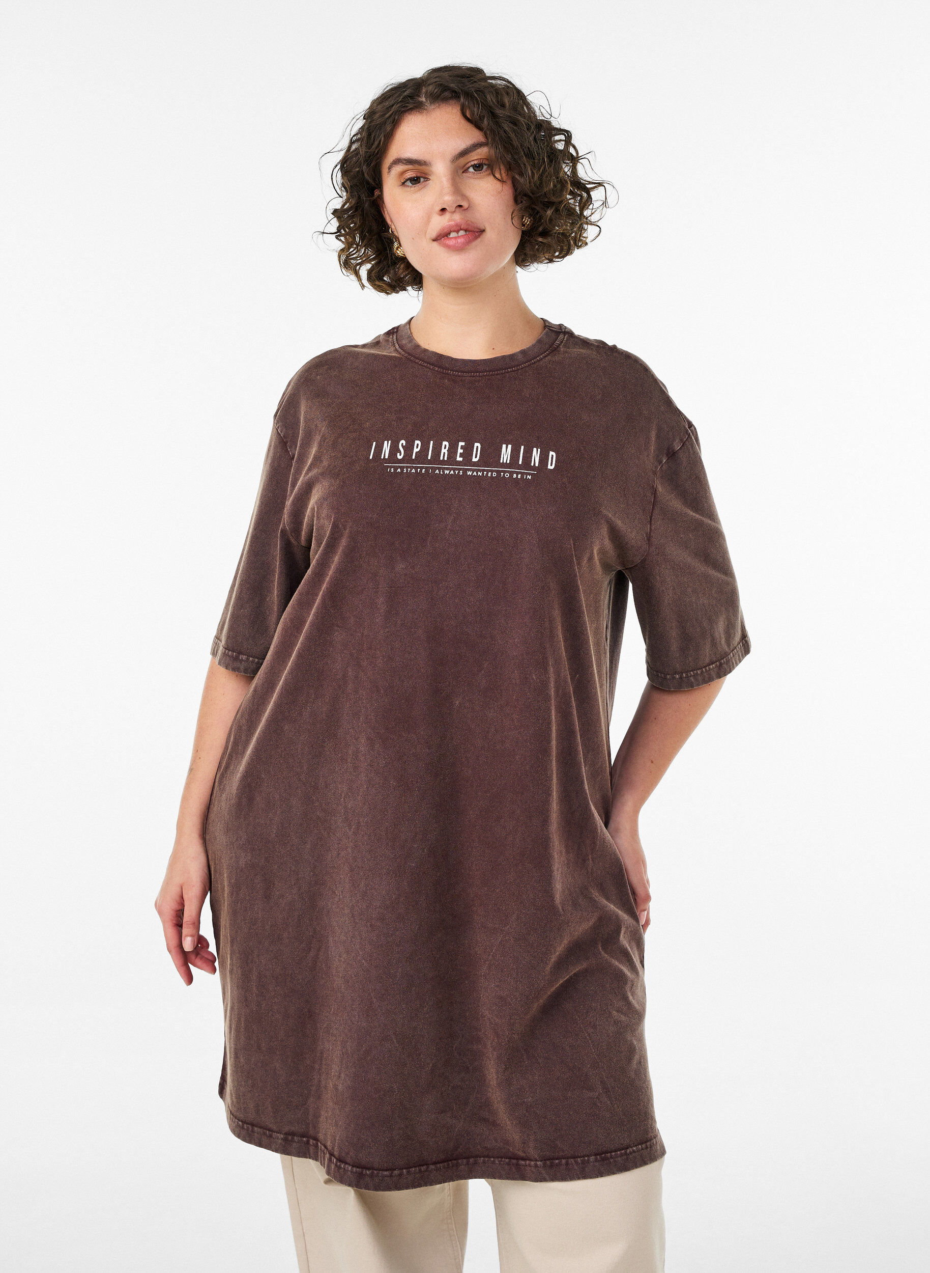 Lockeres T-Shirt-Kleid mit Washed-Optik, Braun, Model