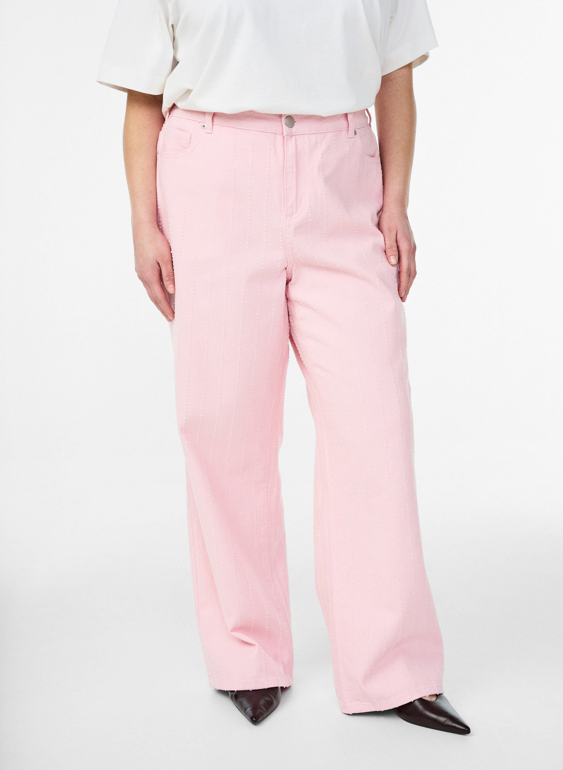 ZizziMyra Jeans aus farbigem Denim mit weiter Passform und strukturiertem Muster, Rot, Model image number 2