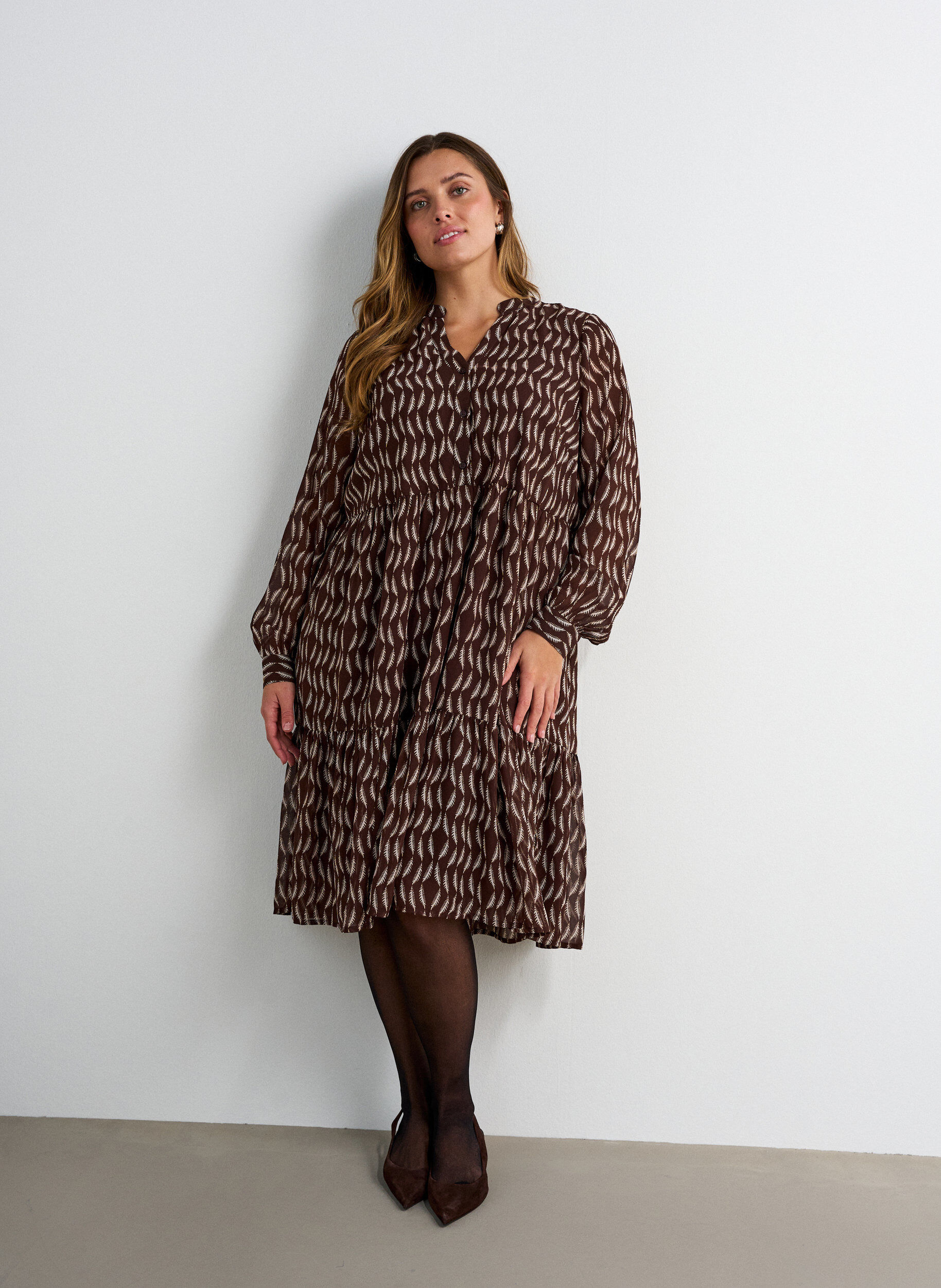ZizziKleid mit Allover-Muster und einer Volantlage, Braun, Model image number 0