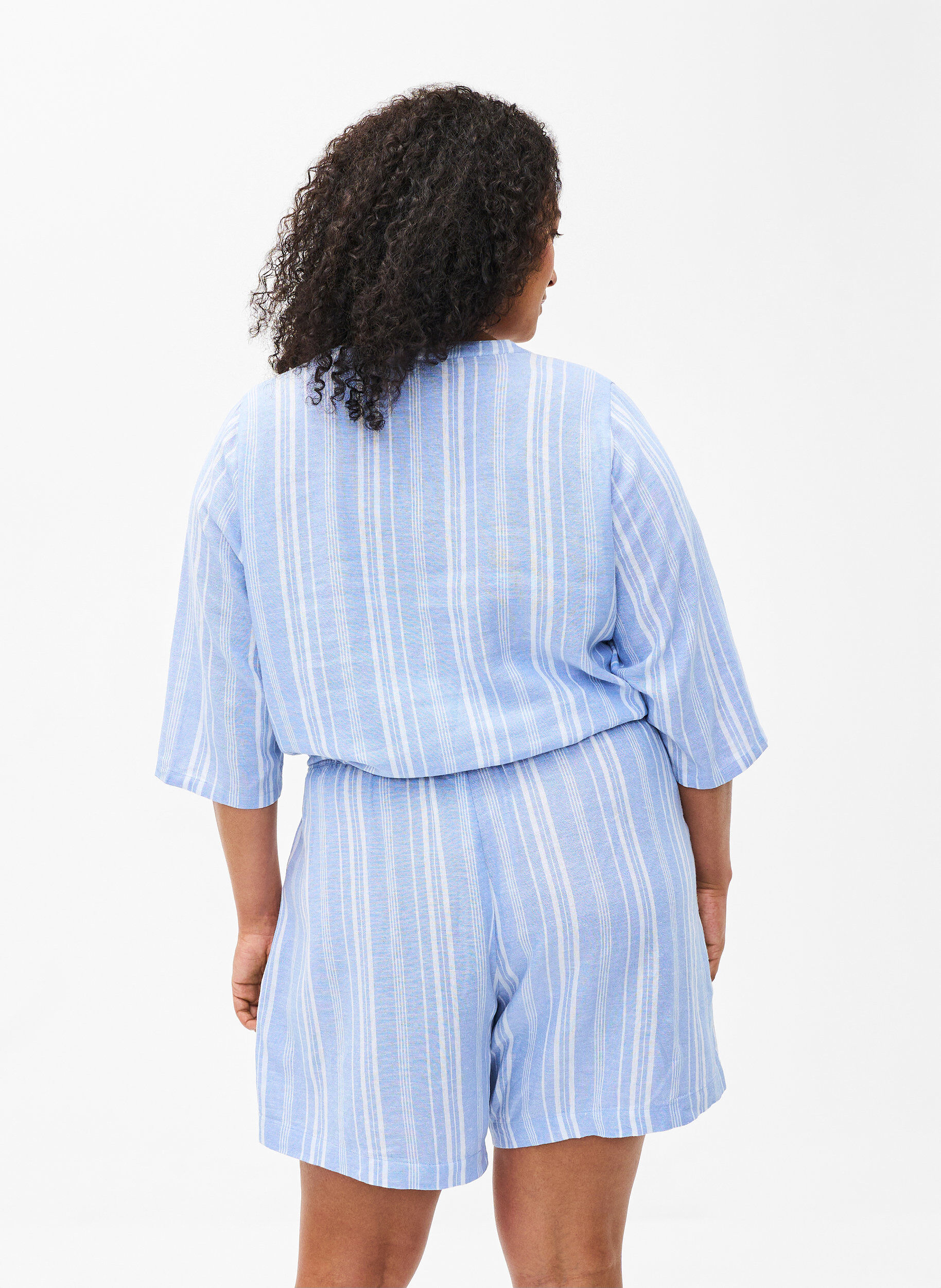 ZizziGestreifte kurze Hose aus einer Leinen-Viskose-Mischung, Blau, Model image number 2