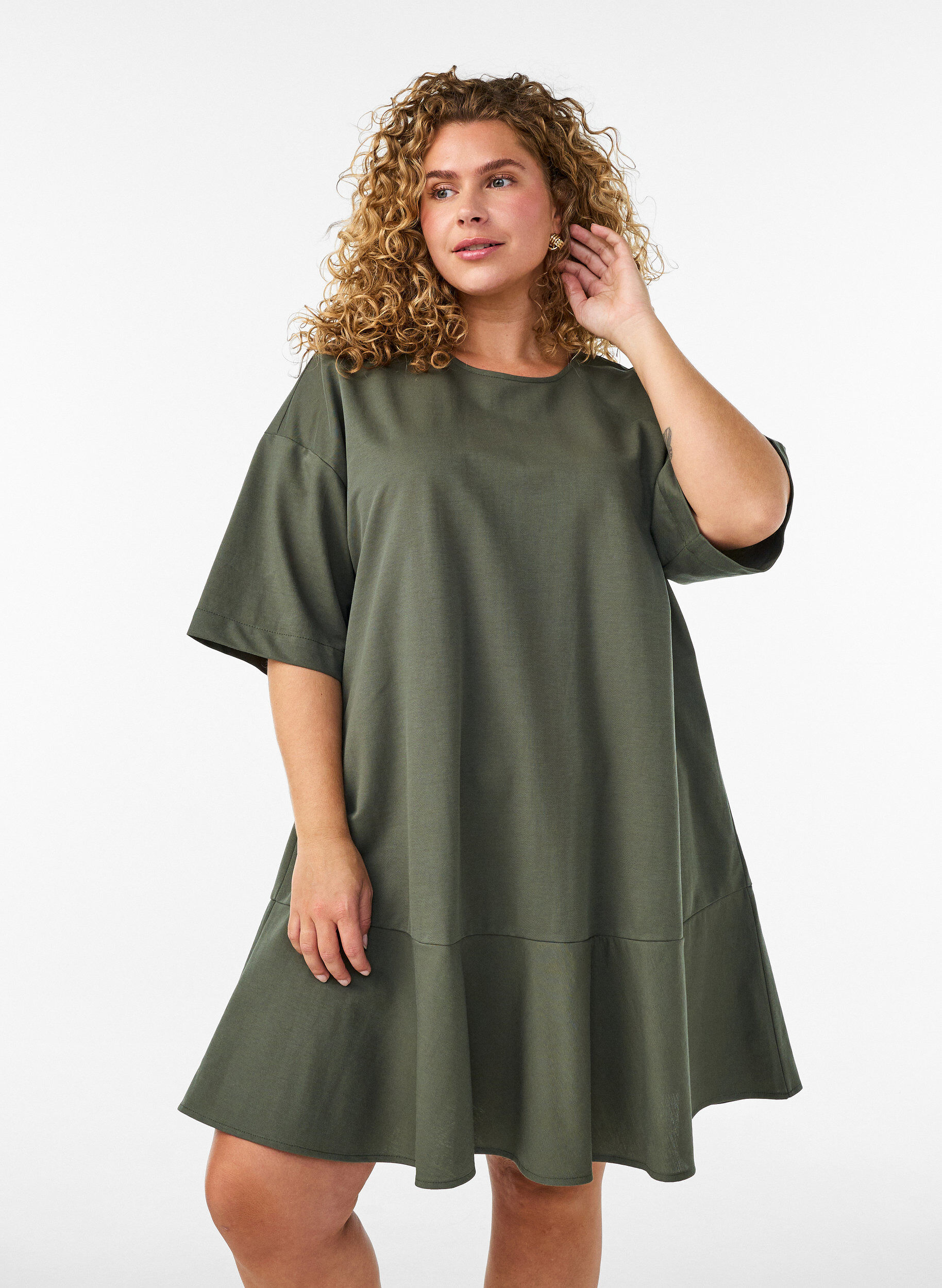 ZizziKurzes Kleid mit lockerer Passform und R&uuml;schensaum, Gr&uuml;n, Model image number 0