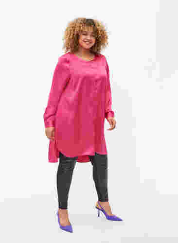 Langes glänzendes Hemd mit Einschnitt, Pink Flambé, Model image number 2